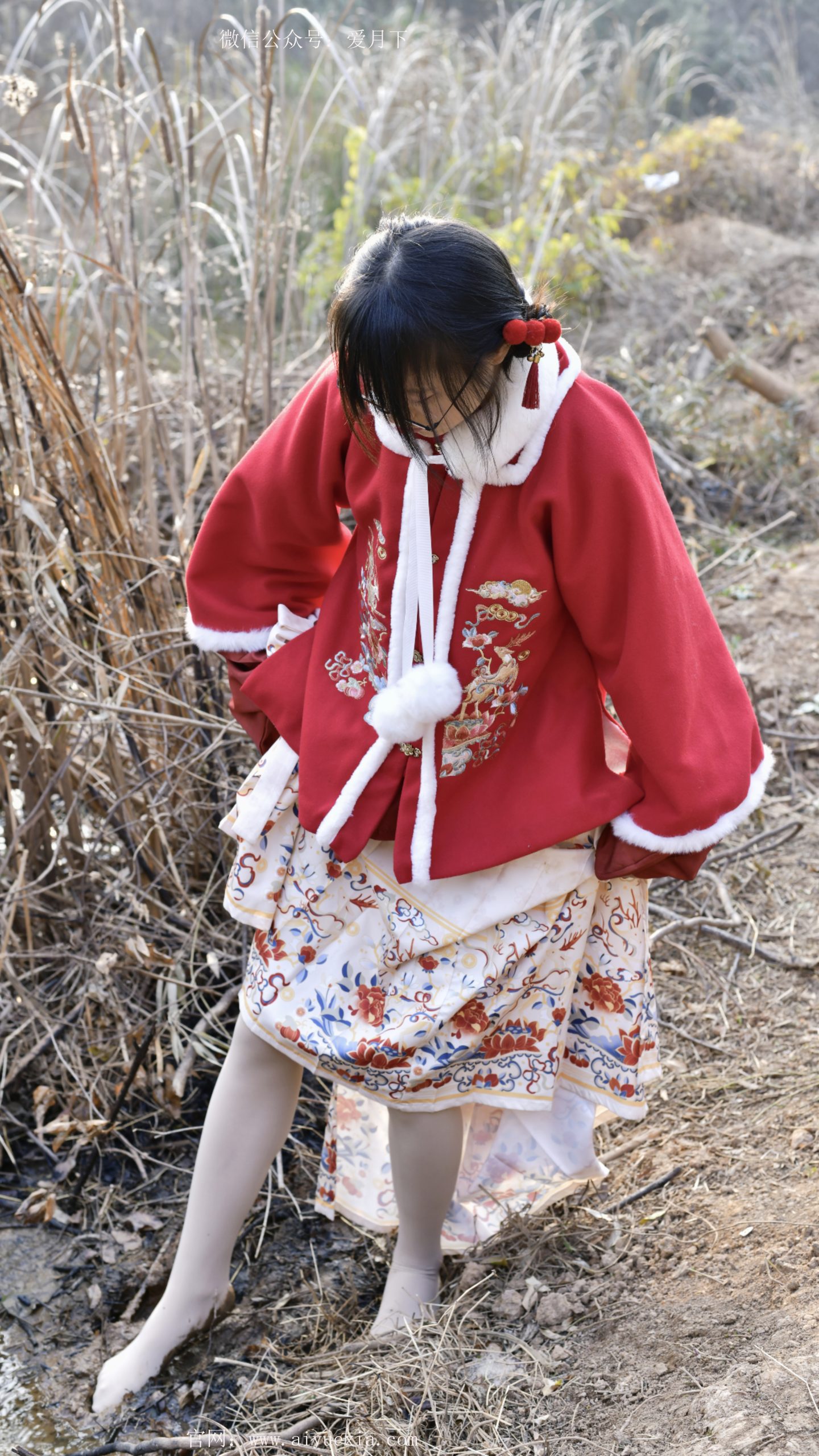 653/小念~【踏泥寻趣】  红袄映冬泥，素袜碾花意趣生。
