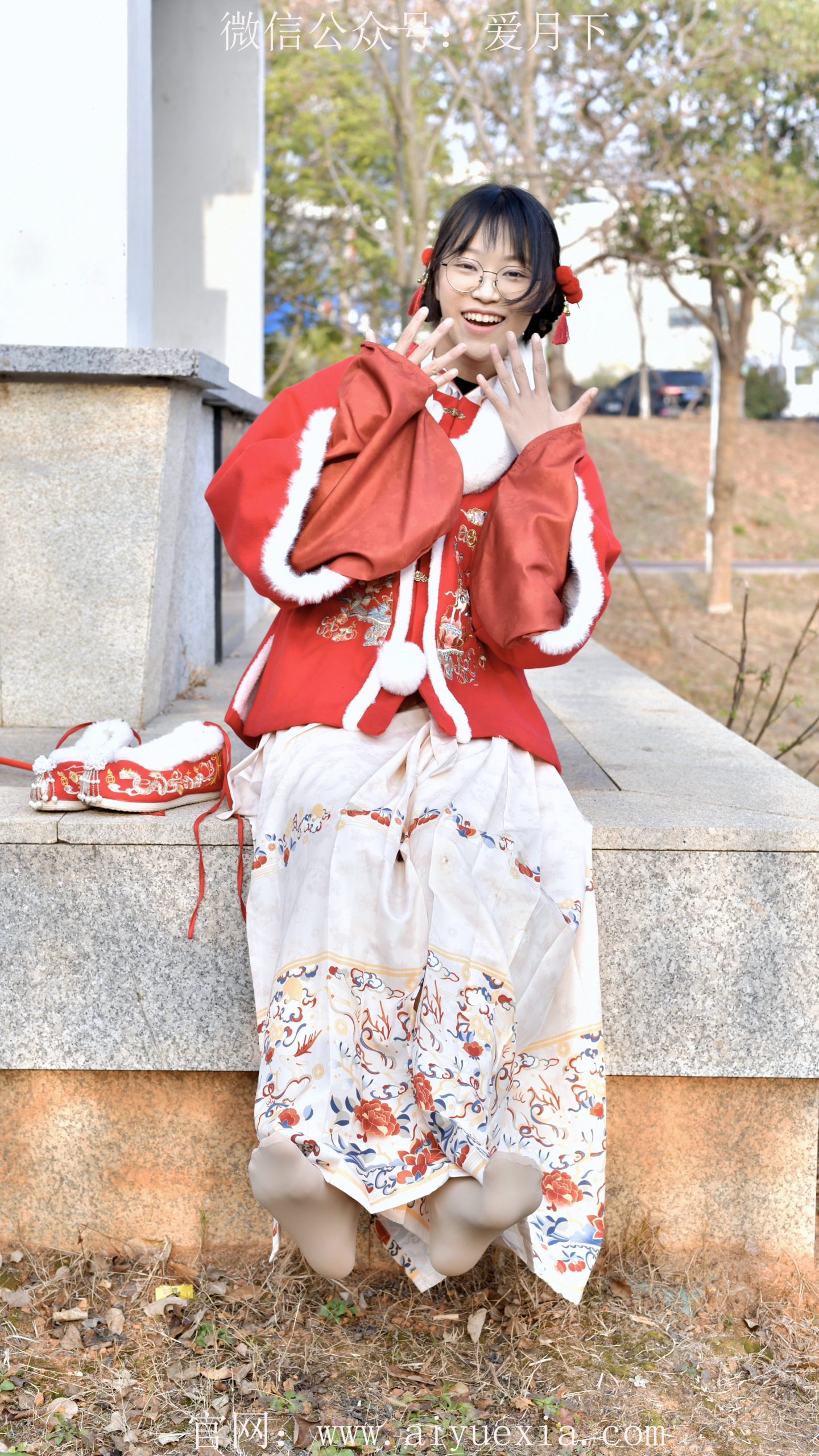 653/小念~【踏泥寻趣】  红袄映冬泥，素袜碾花意趣生。