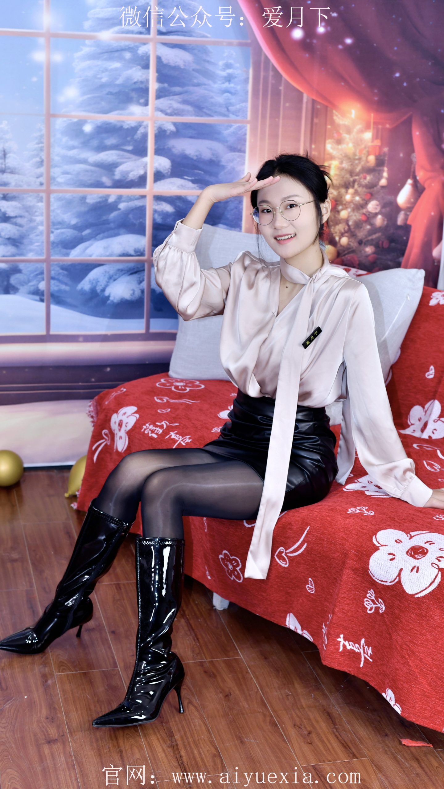 655/恰恰~【雪韵绮影】圣诞布景间，油亮袜衬靴步生姿。