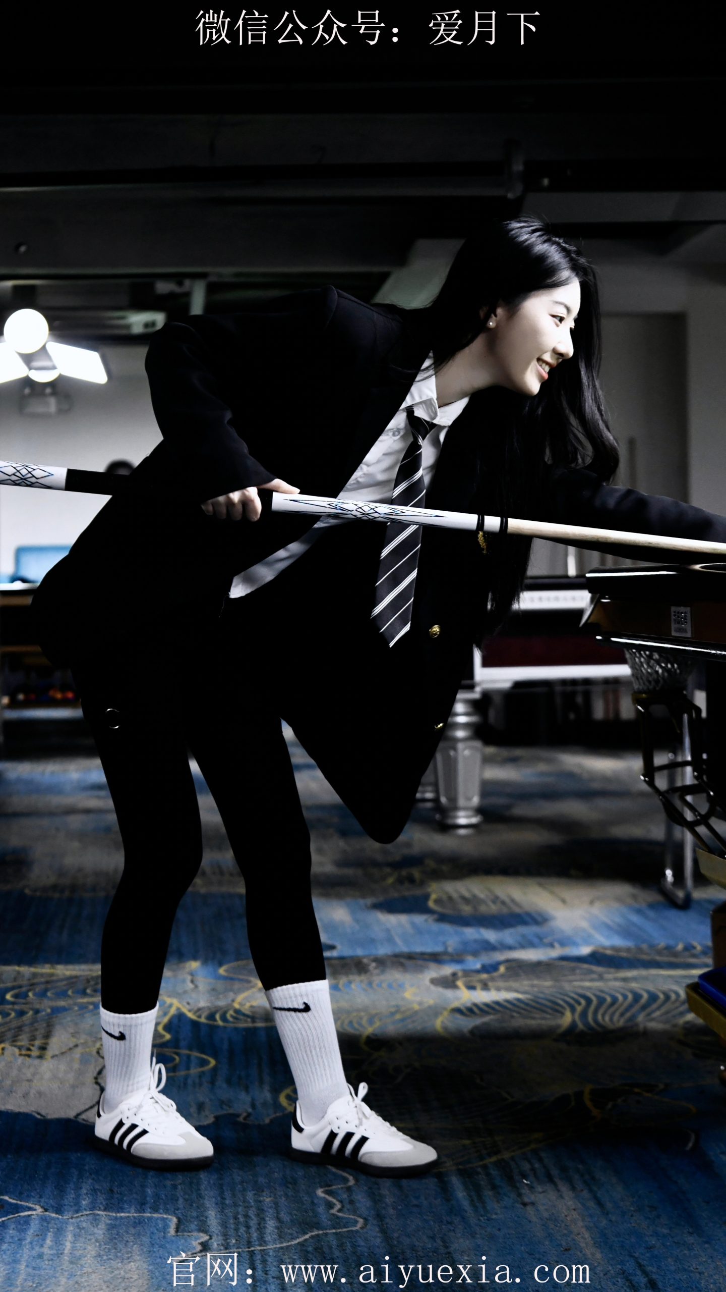 658/灯灯~【杆影飒然】  球馆蓝调间，叠袜飒影踏杆来。