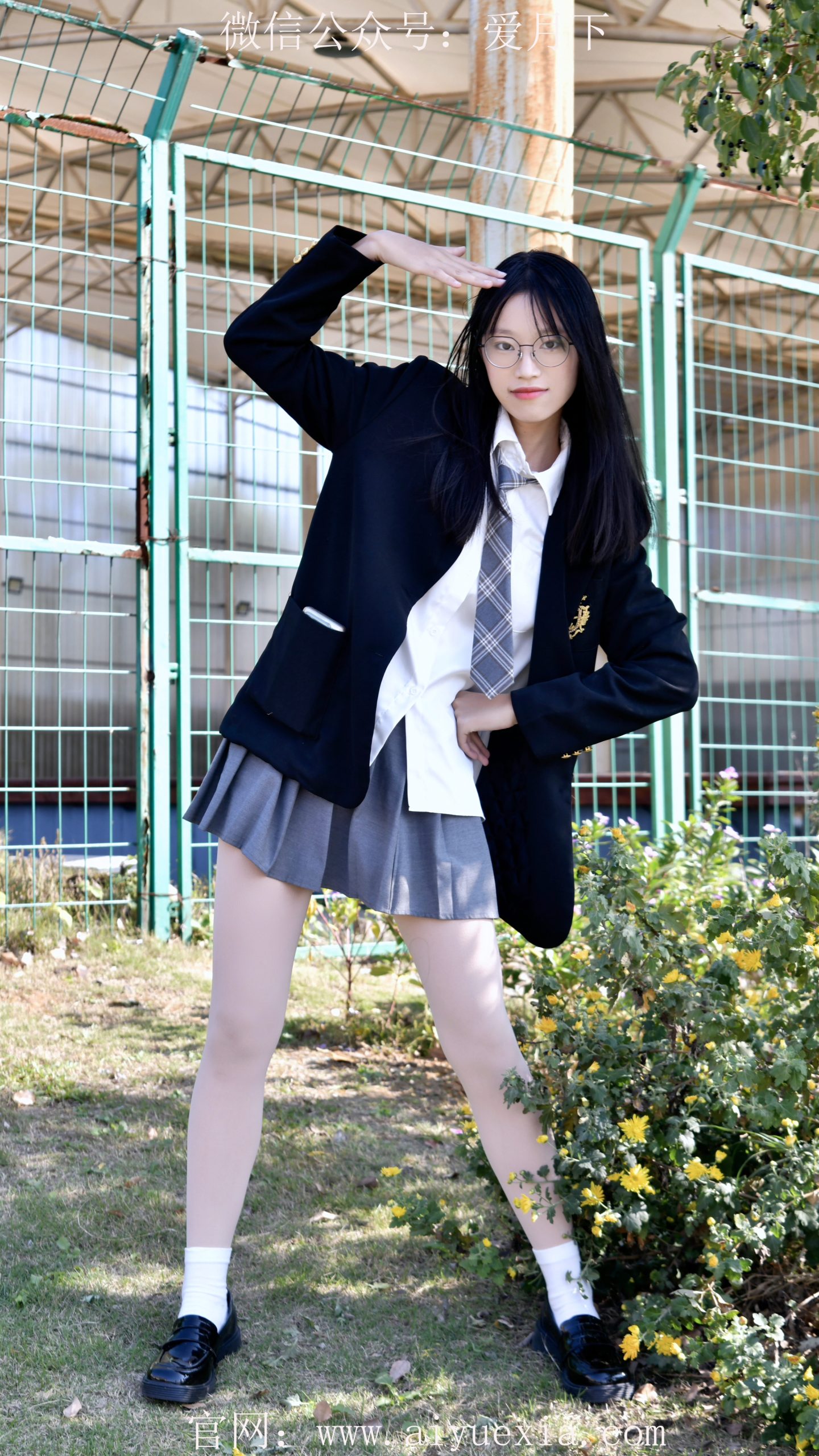 667/小念~【袜影轻扬】暖阳映袜影，步履藏青春意。