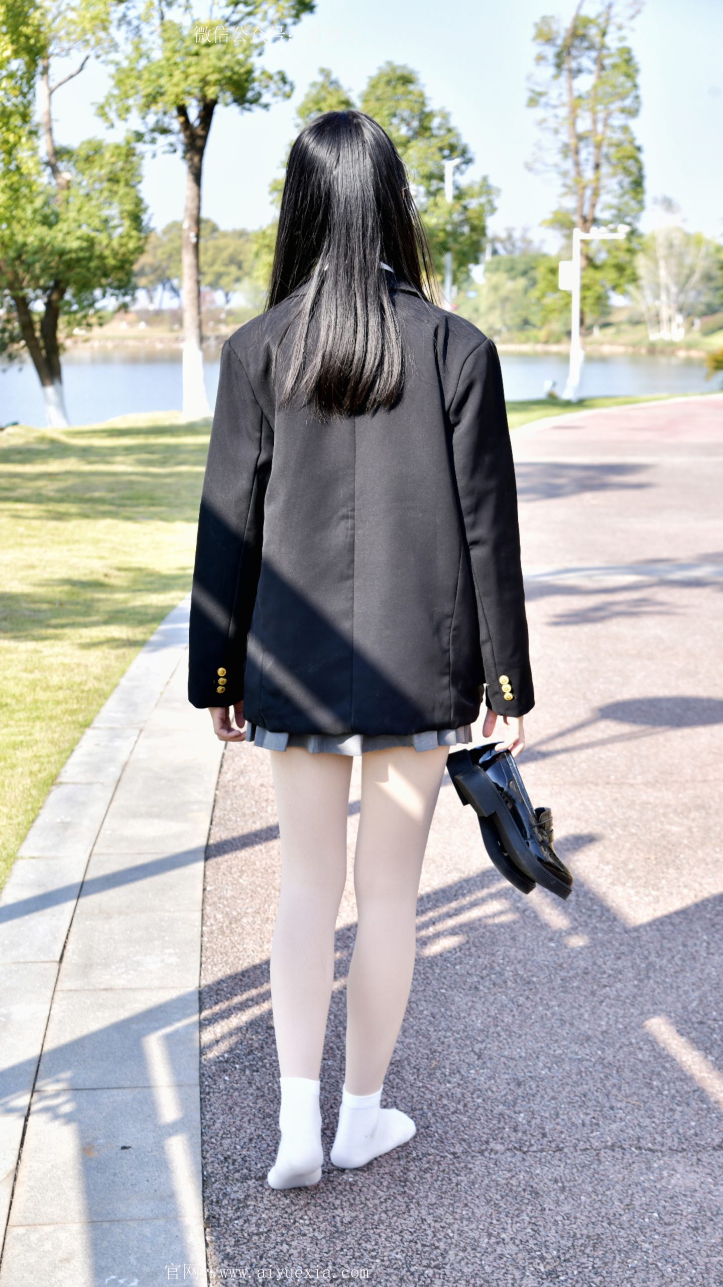 667/小念~【袜影轻扬】暖阳映袜影，步履藏青春意。