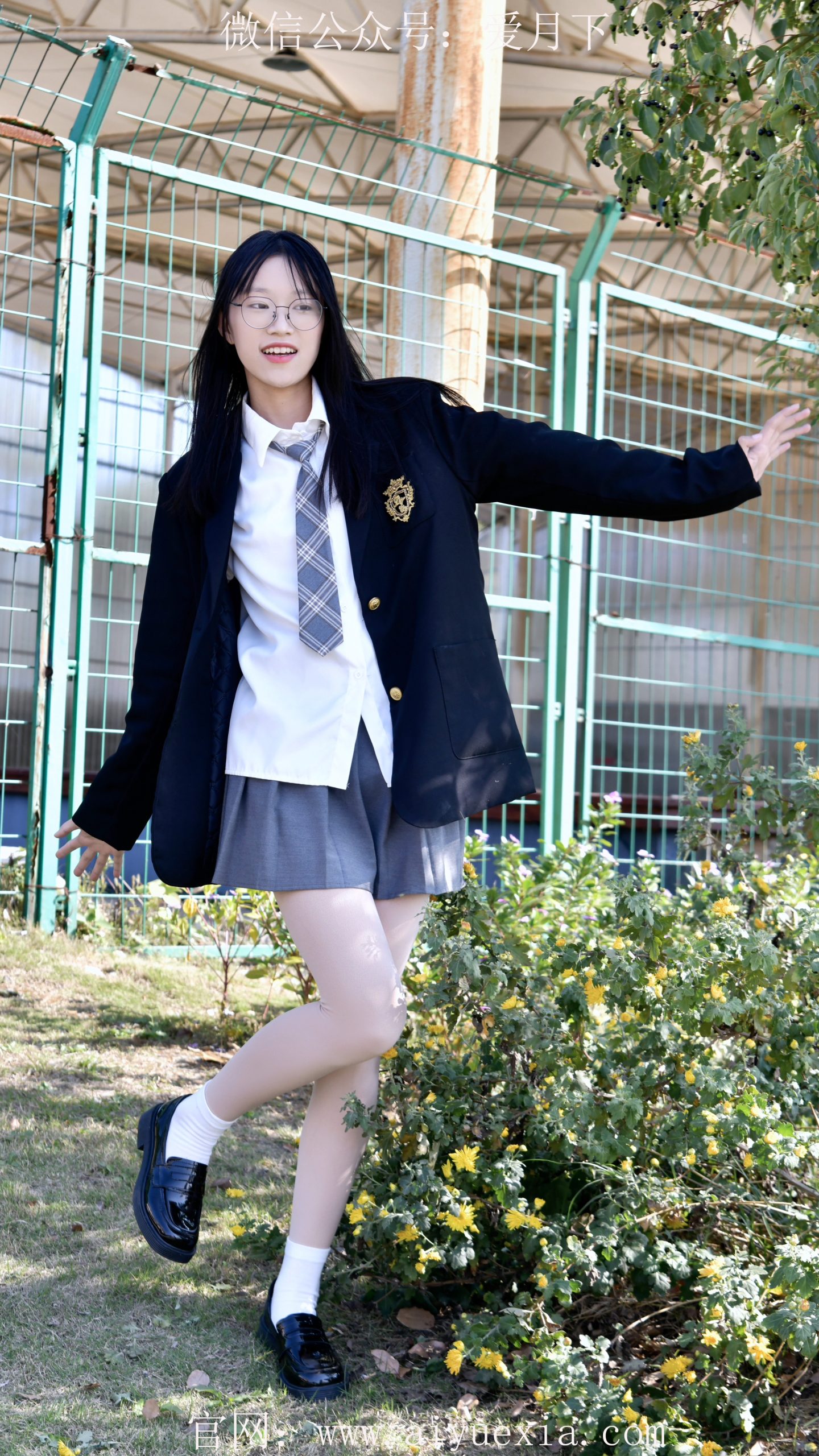 667/小念~【袜影轻扬】暖阳映袜影，步履藏青春意。