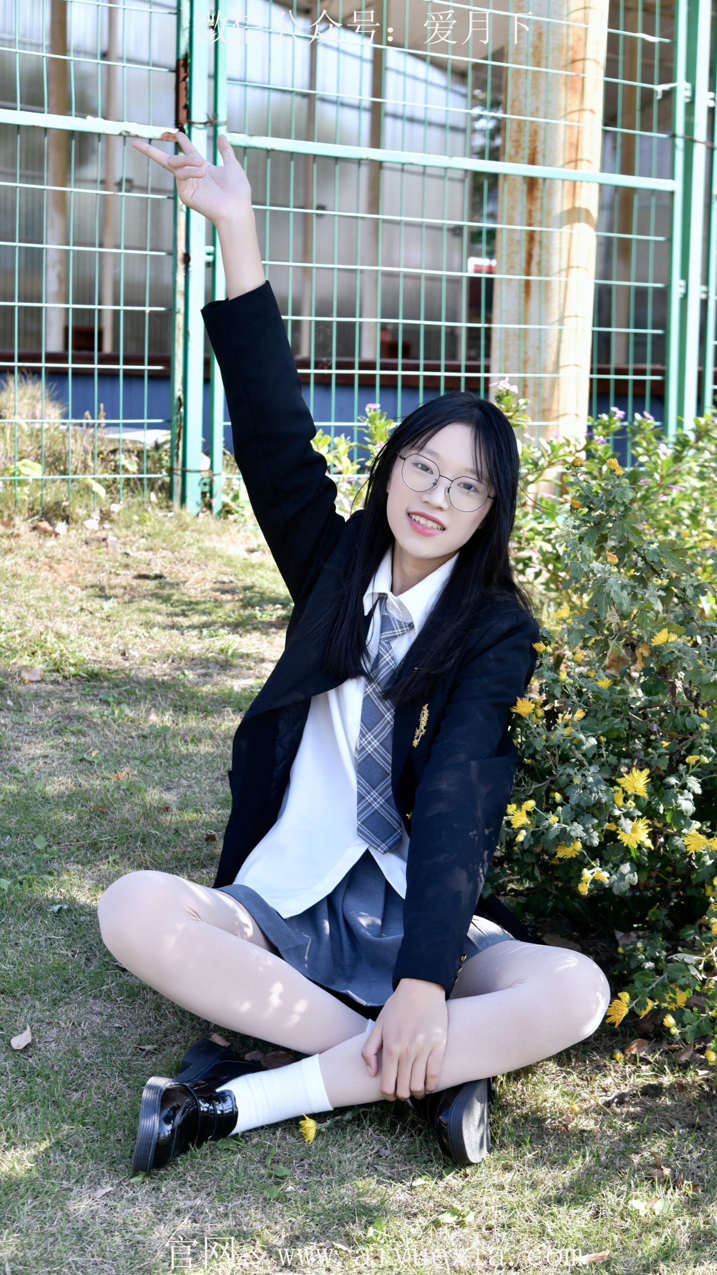 667/小念~【袜影轻扬】暖阳映袜影，步履藏青春意。