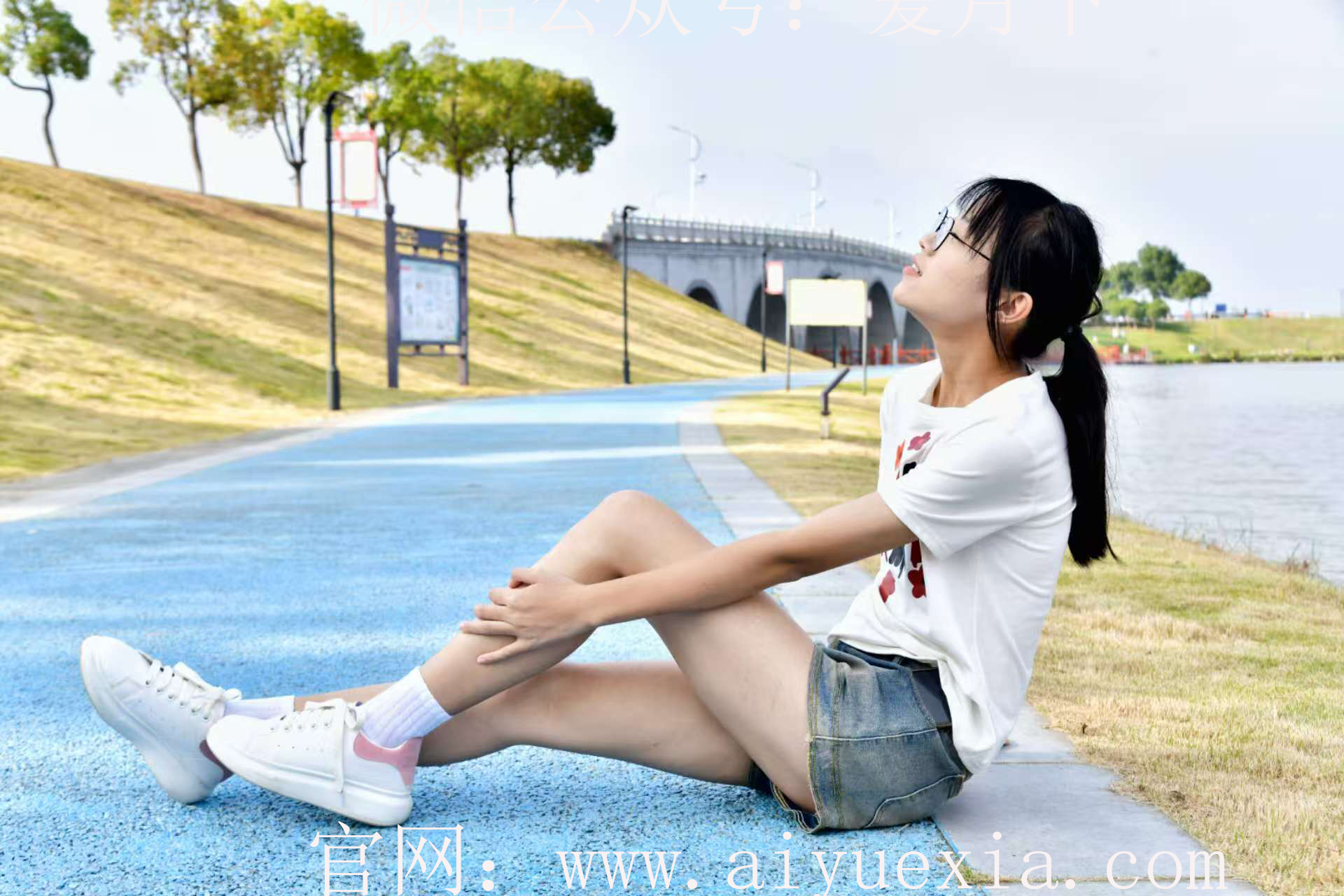 675/小念~【风漾青春】草畔湖堤间，白袜鞋影漾青春。