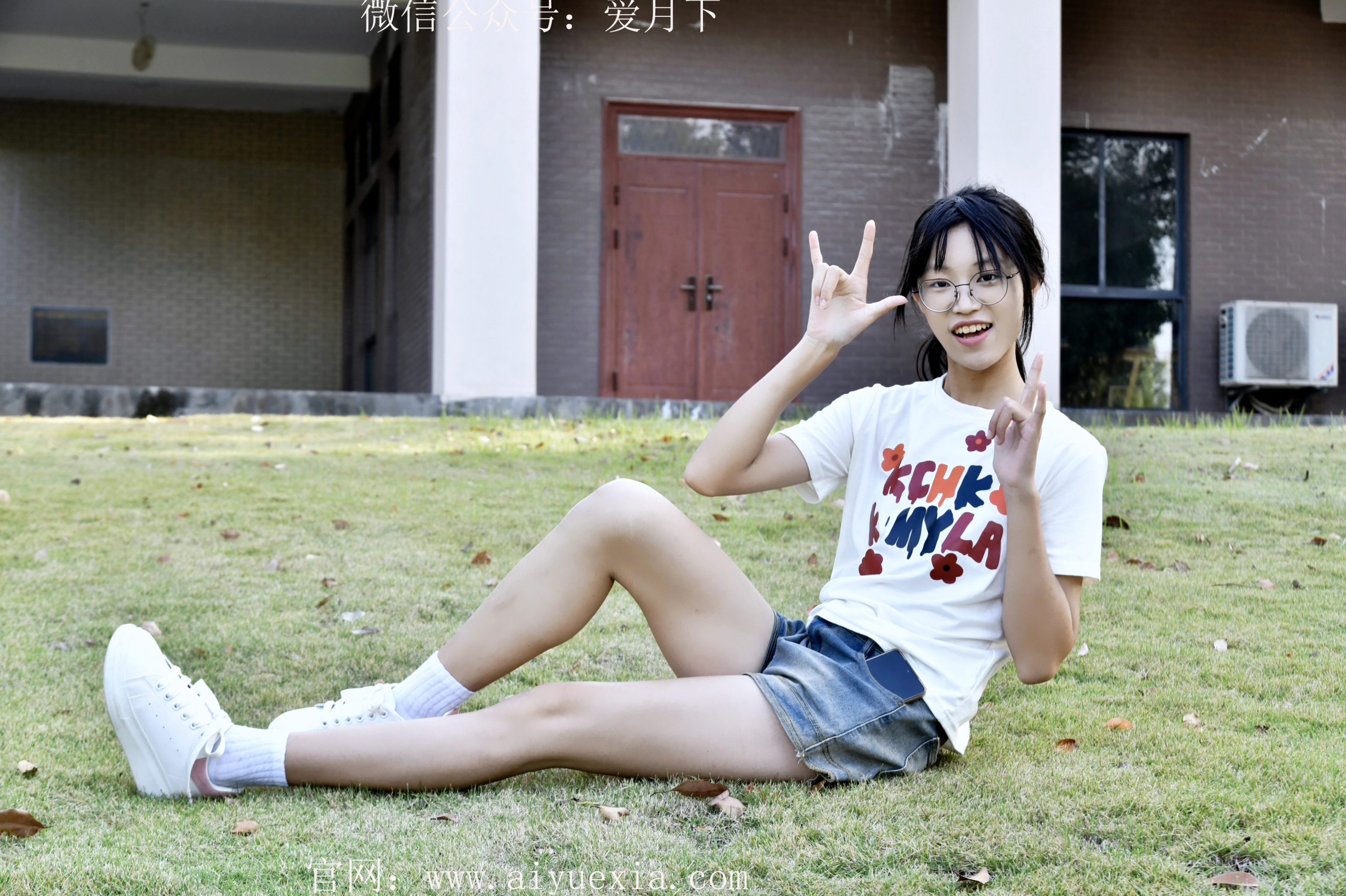 675/小念~【风漾青春】草畔湖堤间，白袜鞋影漾青春。