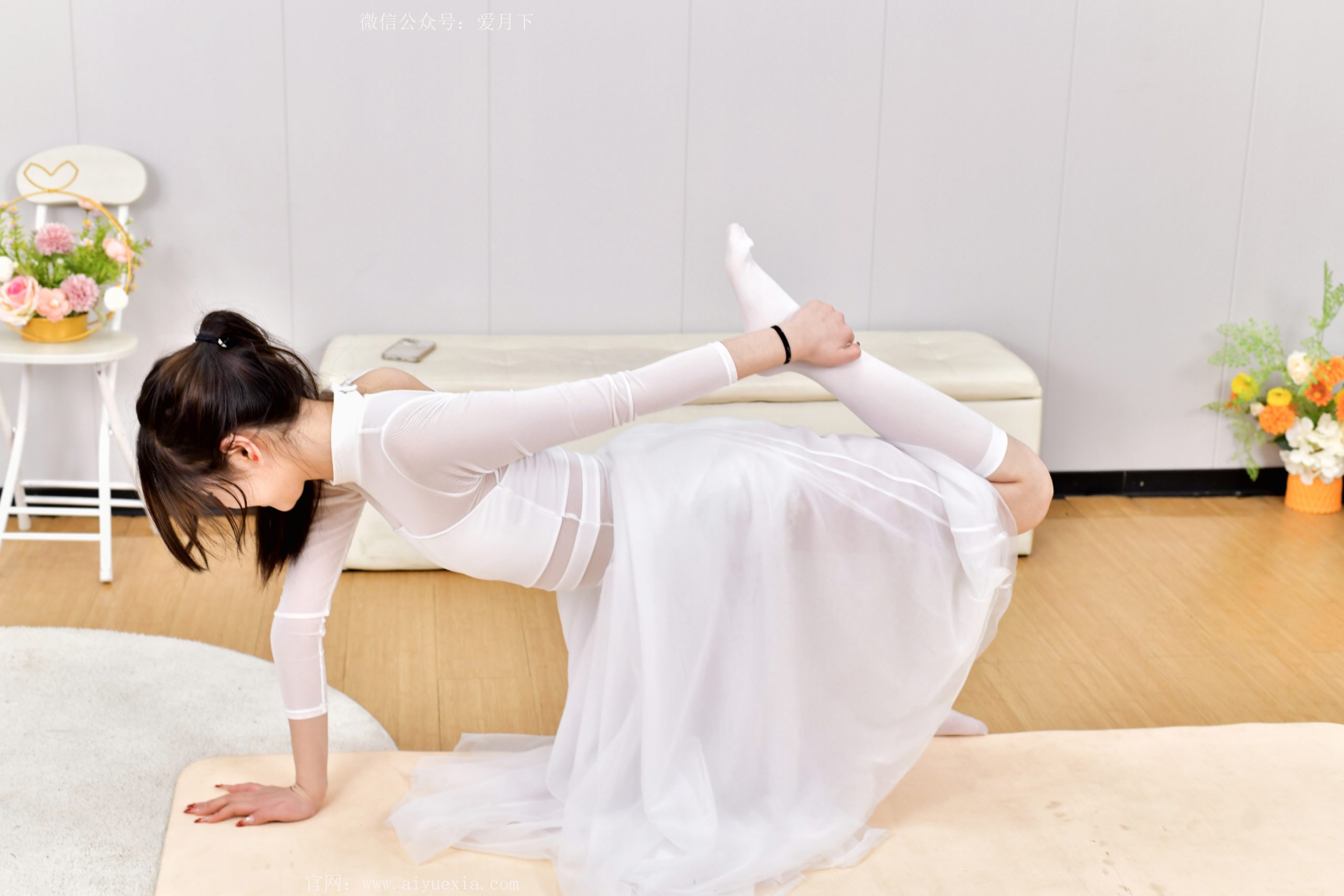 677/嘟嘟~【拉伸受伤】舞服纱裙白袜裹足，忍痛拉伸。