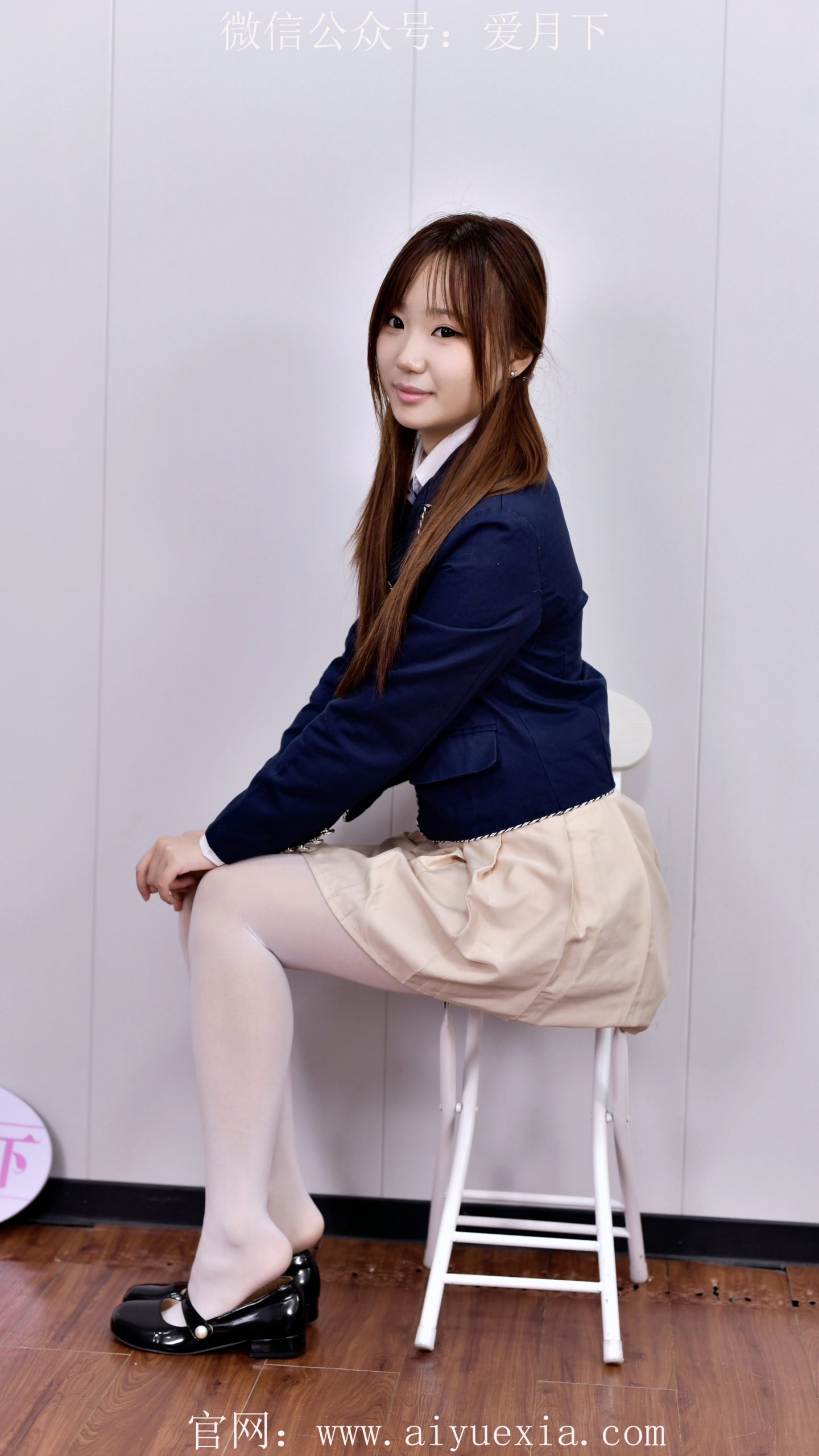 678/UU~【袜间轻甜】白袜轻叠鞋半落，少女慵懒展清甜。