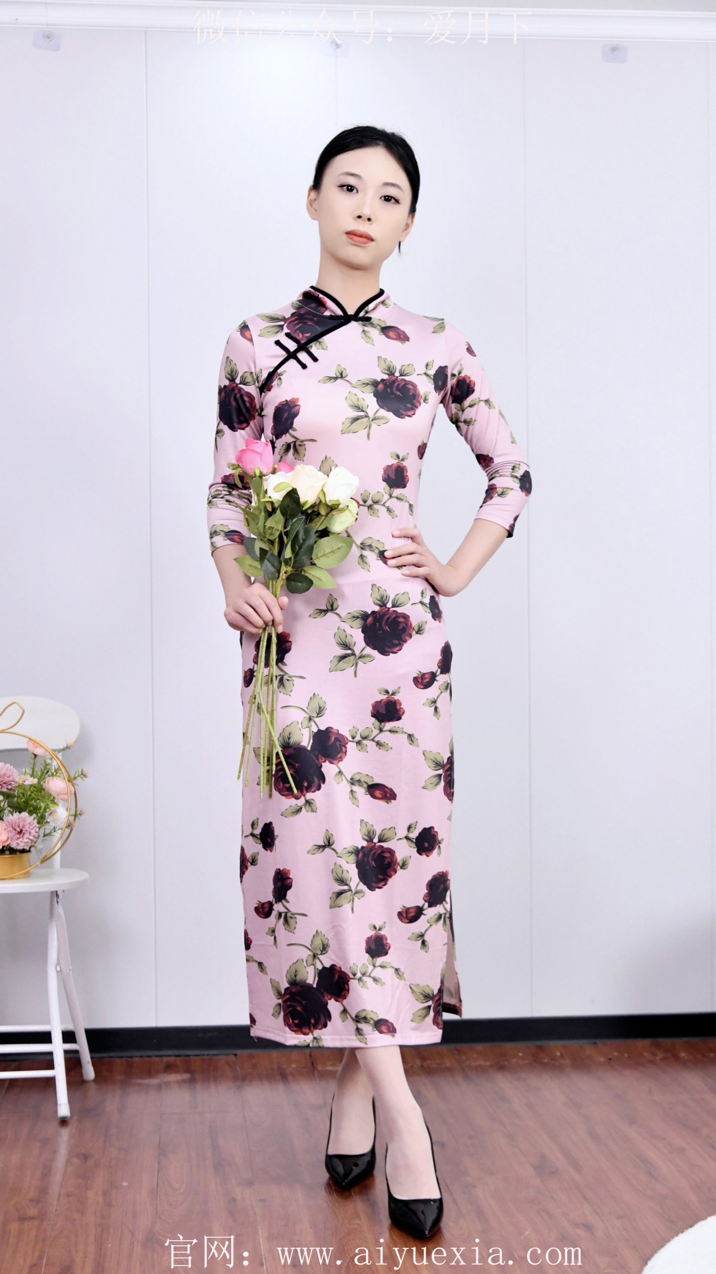 679/乐乐~【玫韵旗袍】粉袍裹身，莲步轻移，花绽旗袍韵自流。