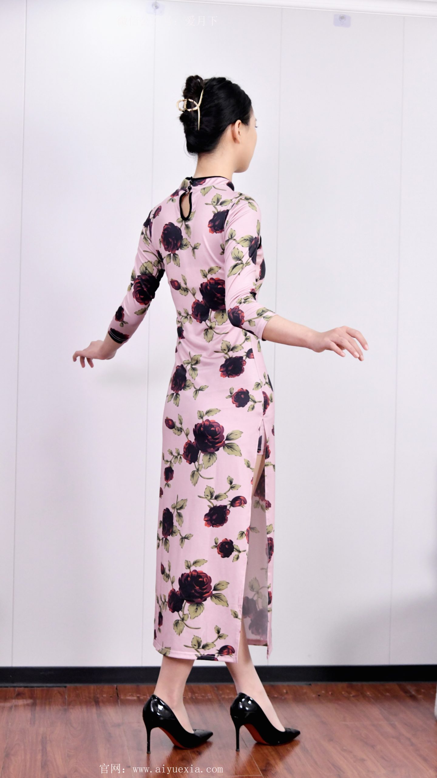 679/乐乐~【玫韵旗袍】粉袍裹身，莲步轻移，花绽旗袍韵自流。