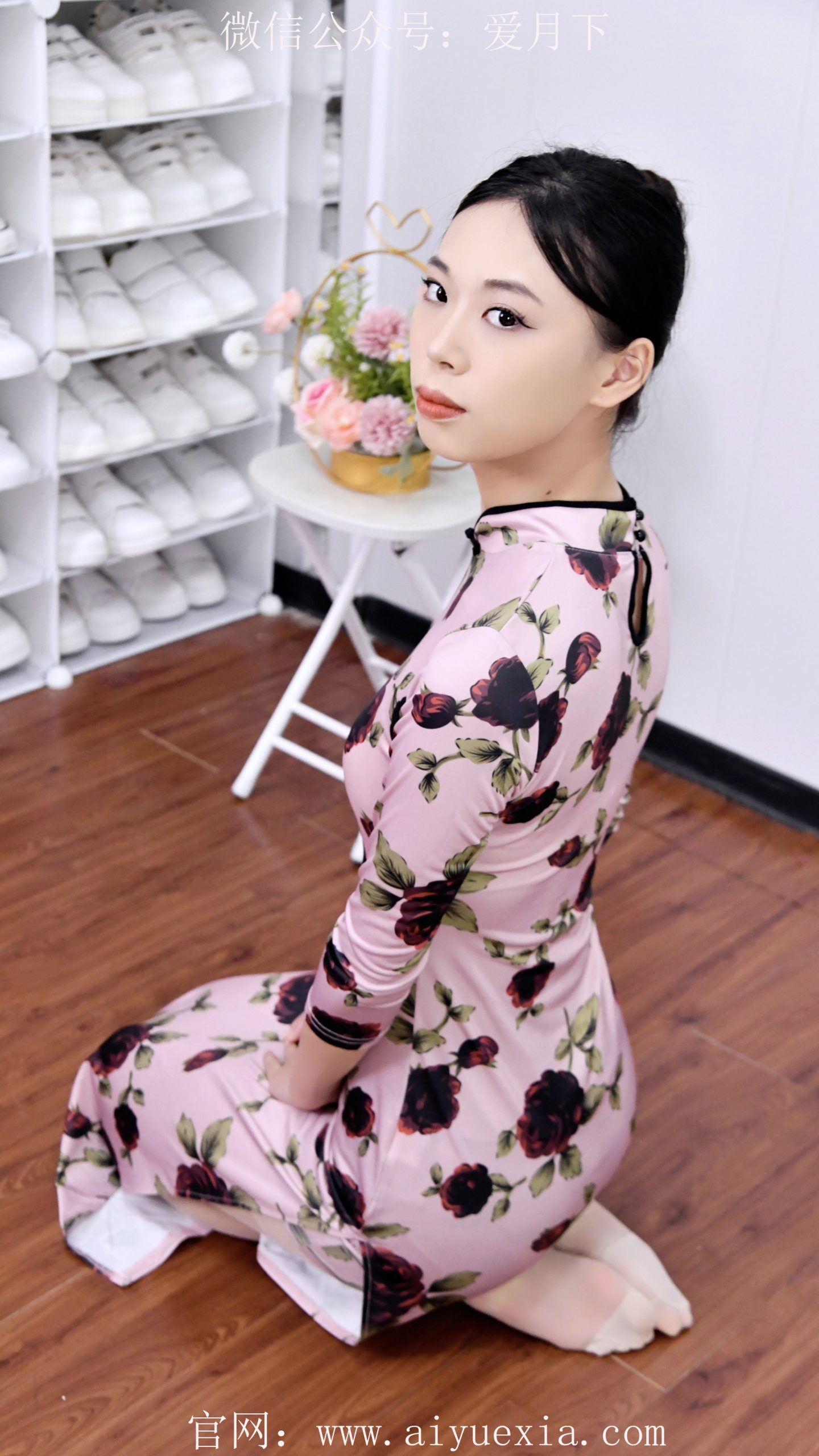 679/乐乐~【玫韵旗袍】粉袍裹身，莲步轻移，花绽旗袍韵自流。