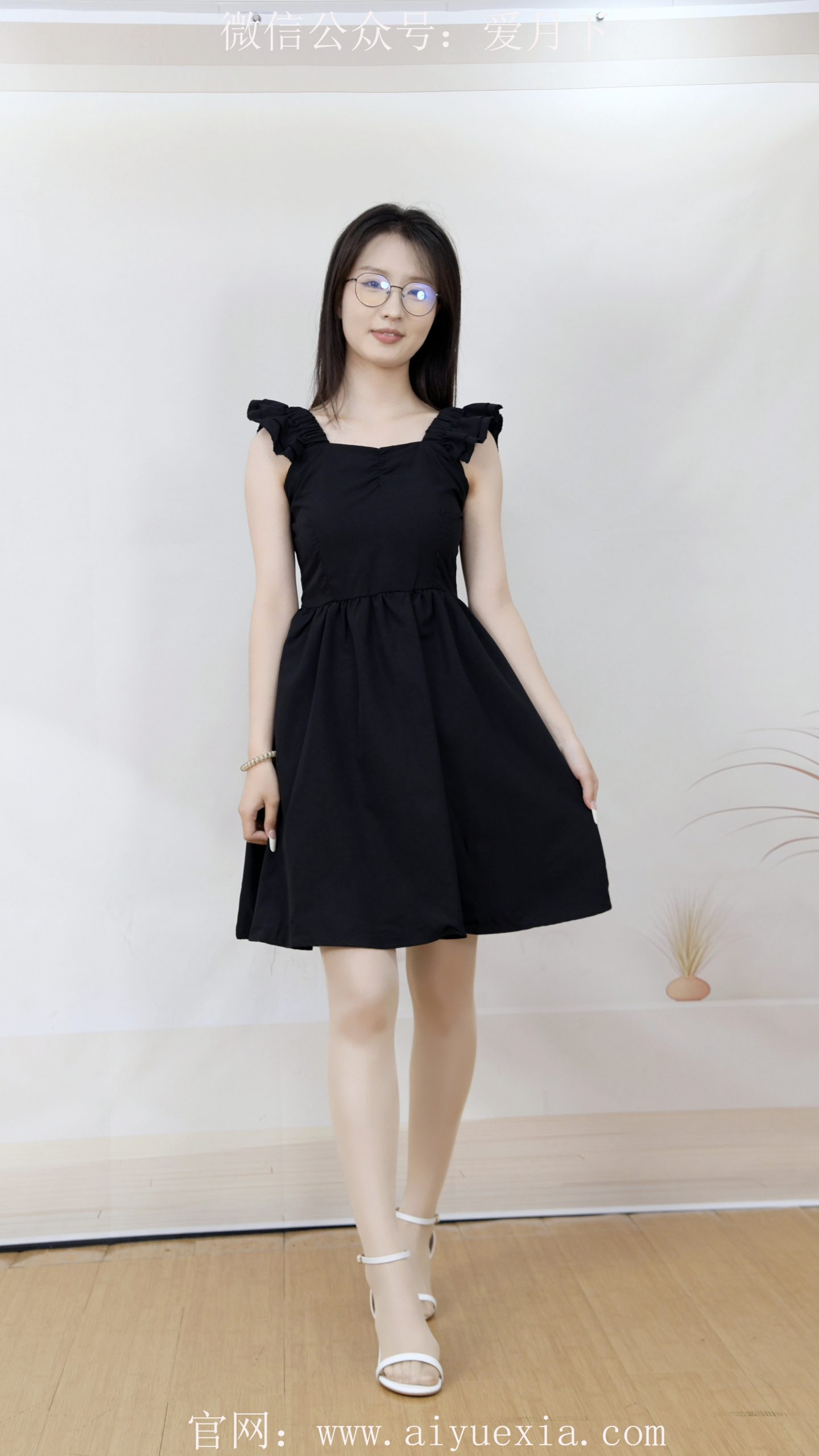 682/月月~【丝韵生趣】暖室黑裙伴丝足，瑜伽笑闹挠心尖。