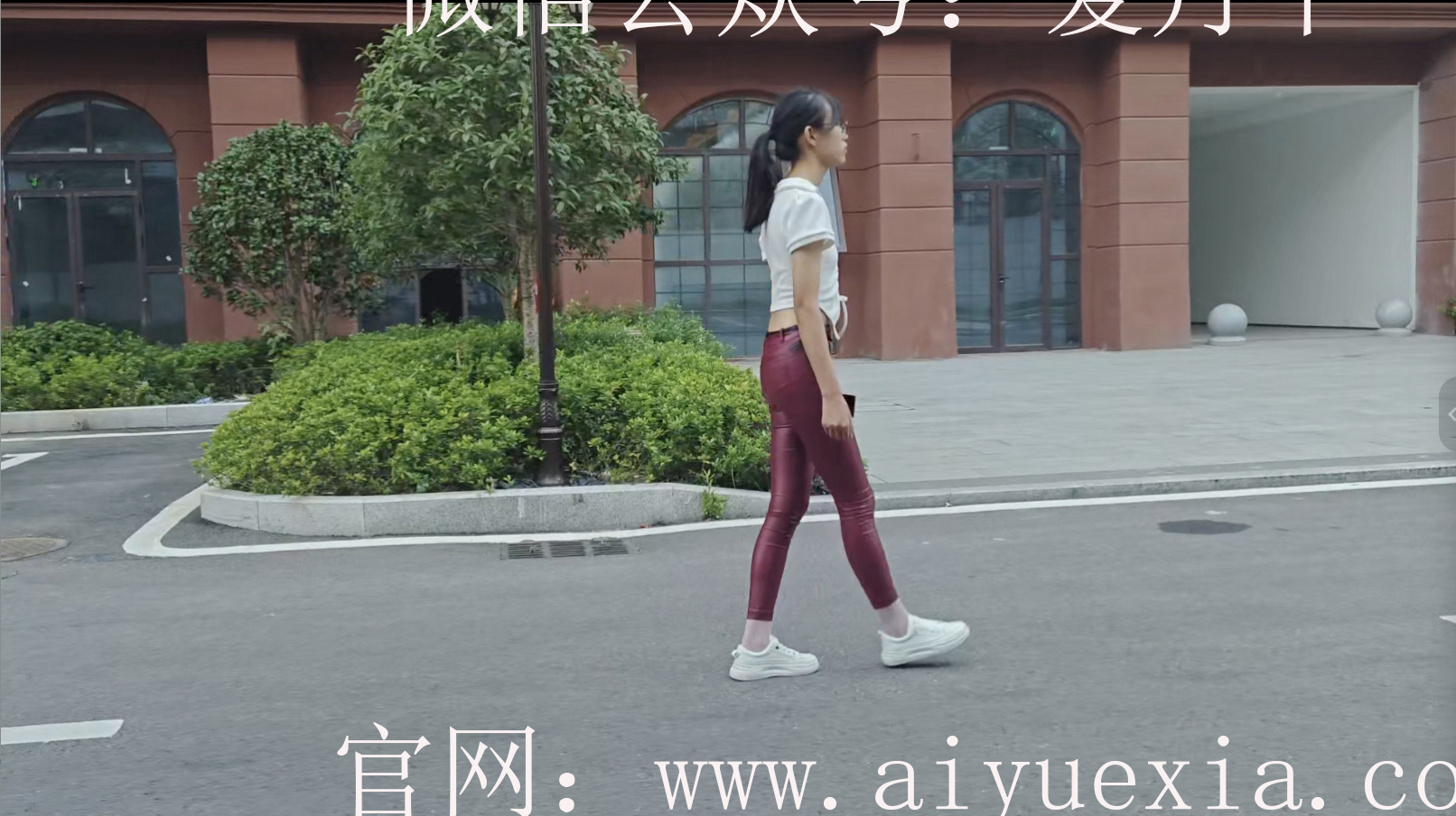 683/小念~【街畔闲行】红砖街中漫步行，靴鞋换转享风情。