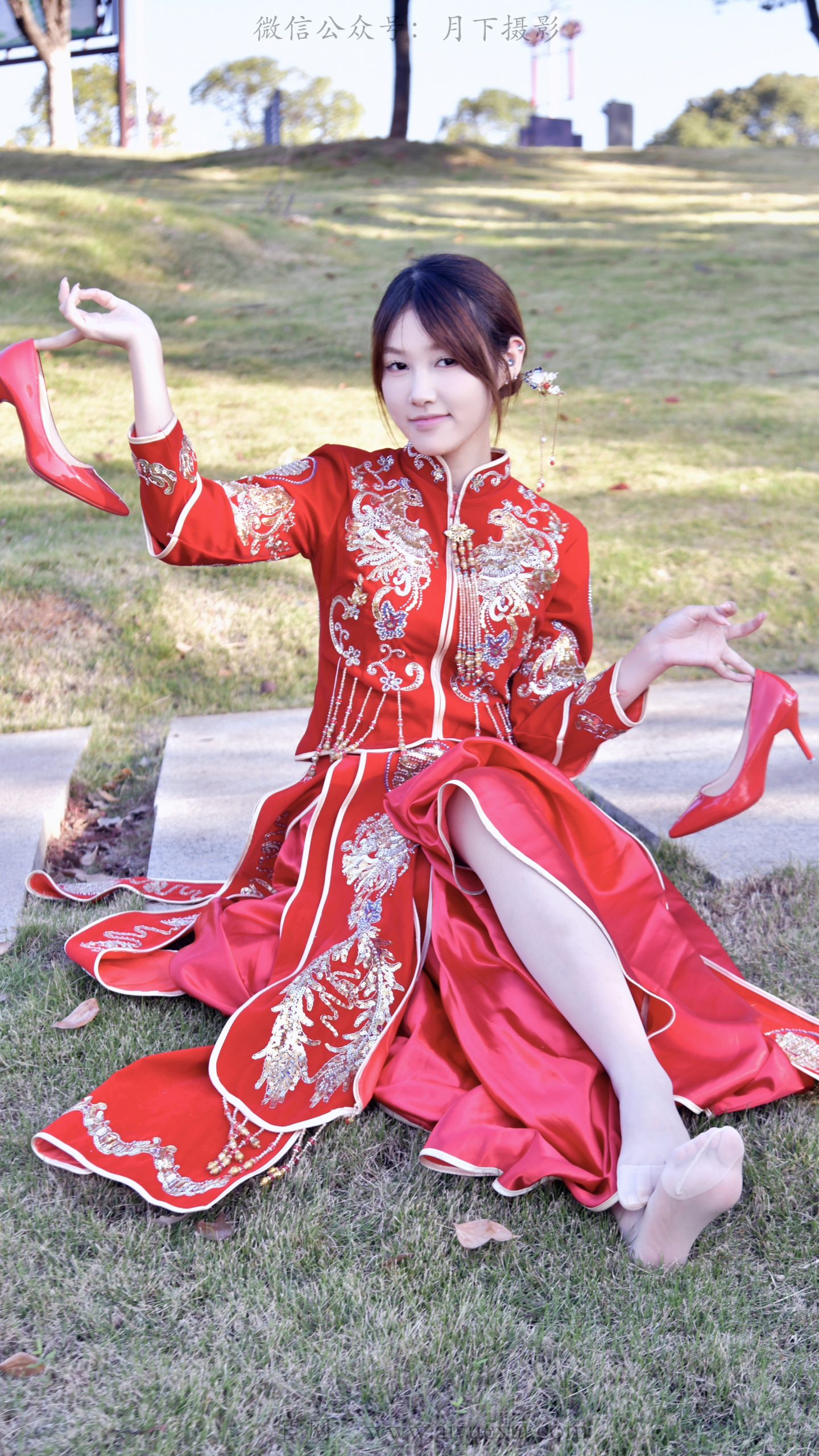 689/夏夏 ~【红妆踏冬】红裙曳芳草地，趁晴柔。