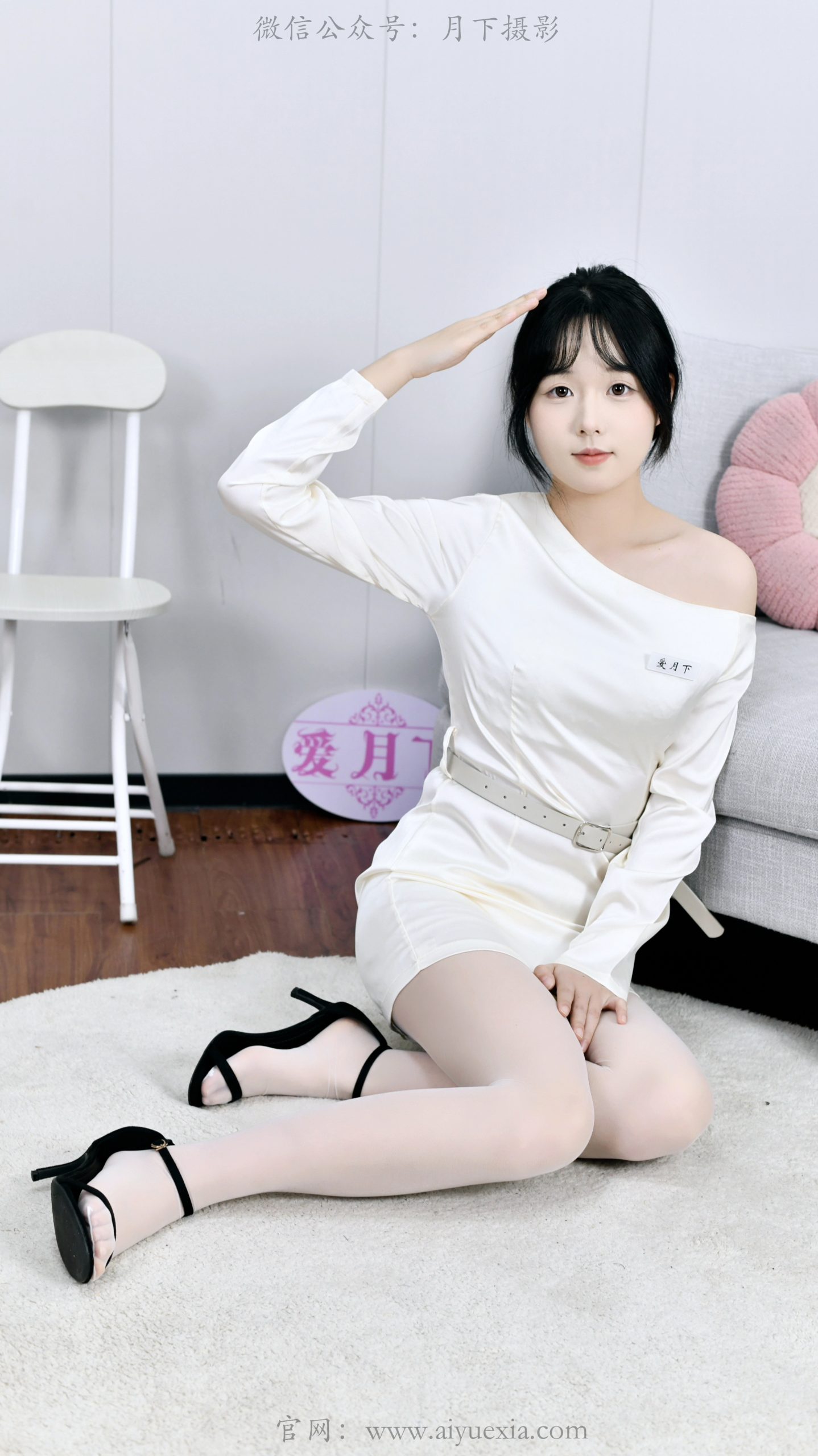 690/岁岁~【素袜生香】素裙白袜倚沙发，足尖轻晃漾温柔。