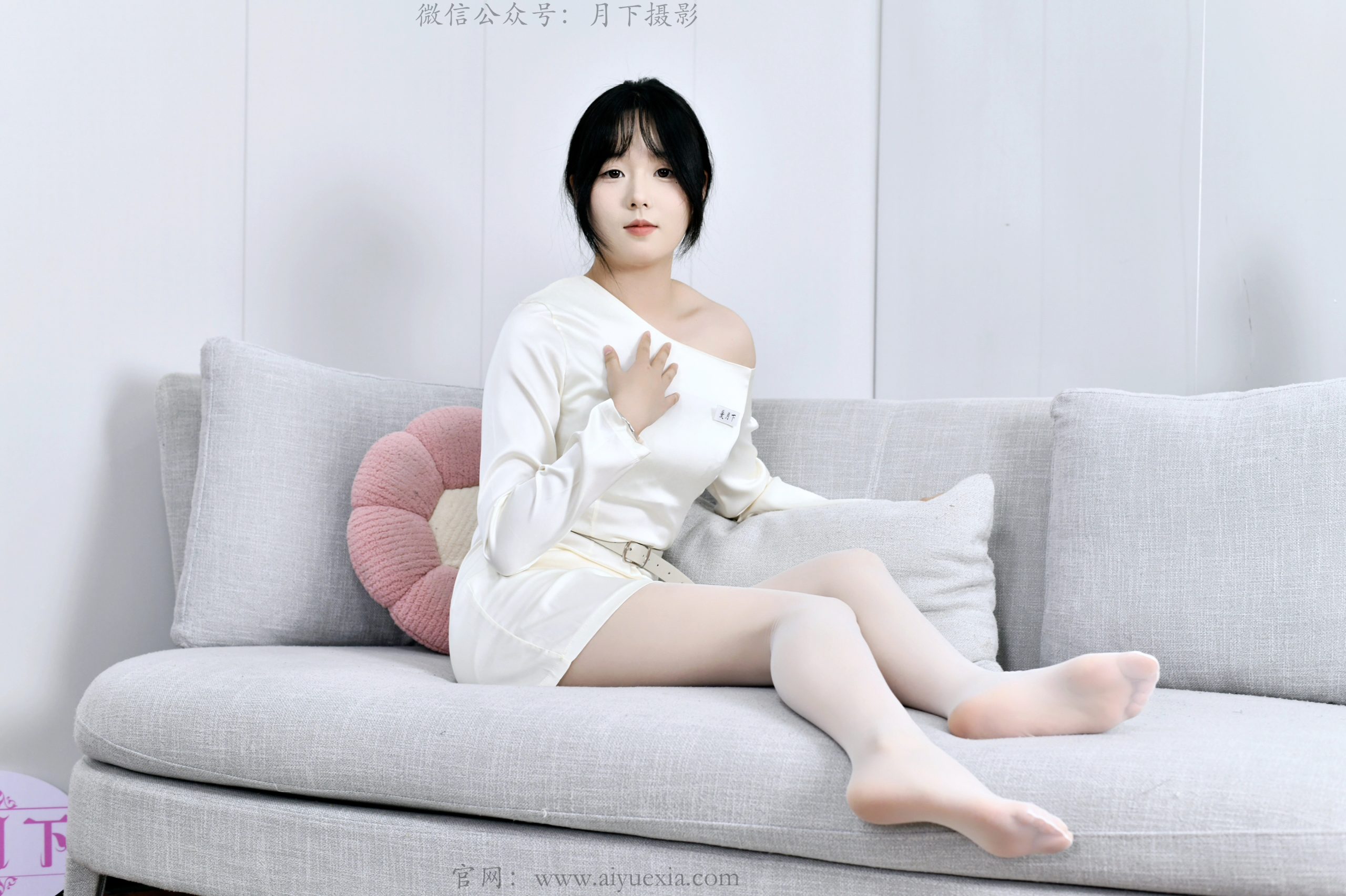 690/岁岁~【素袜生香】素裙白袜倚沙发，足尖轻晃漾温柔。