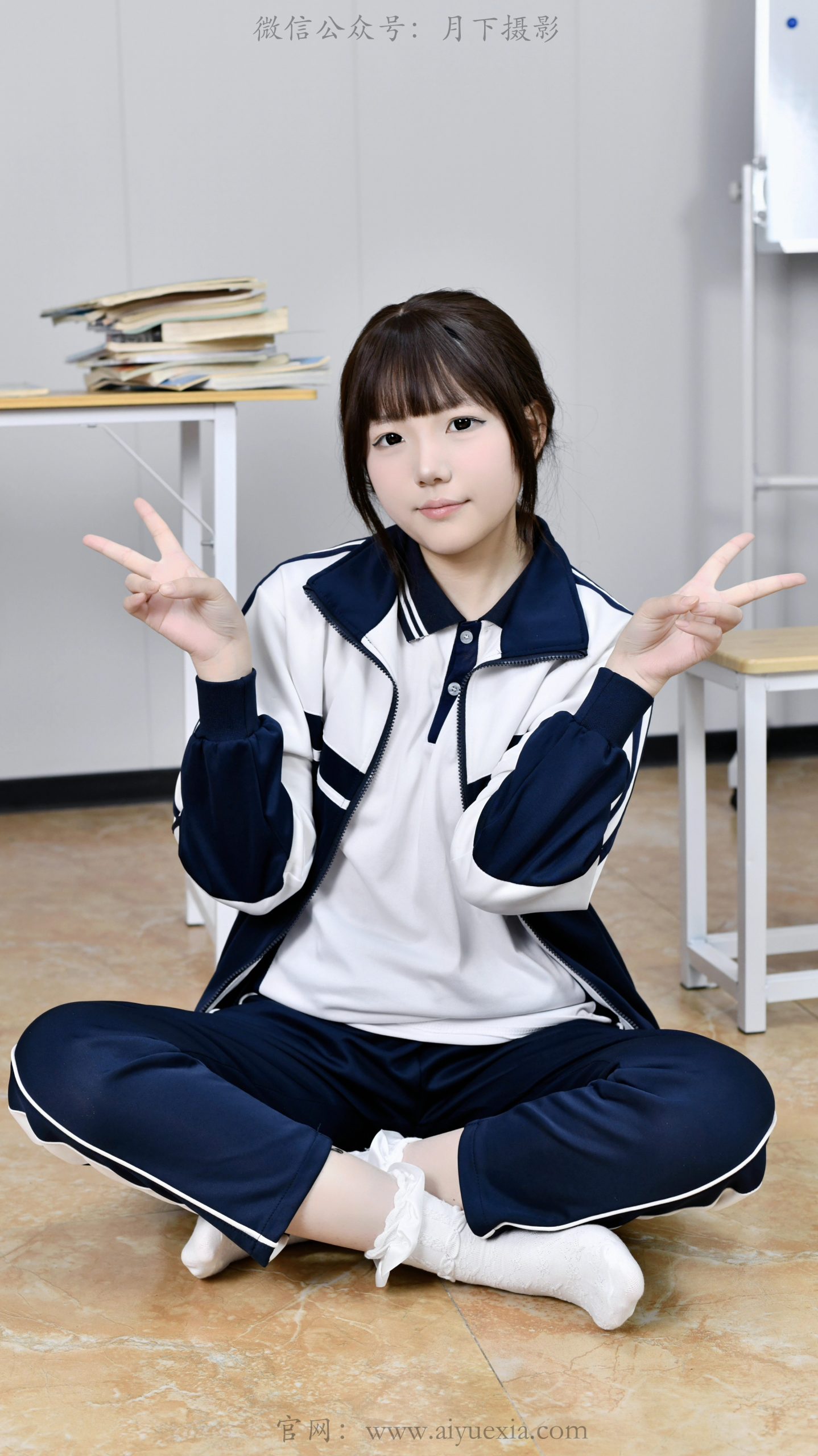 693/泡芙~【袜畔闲时】晴光漫课桌，袜边花影伴闲时。