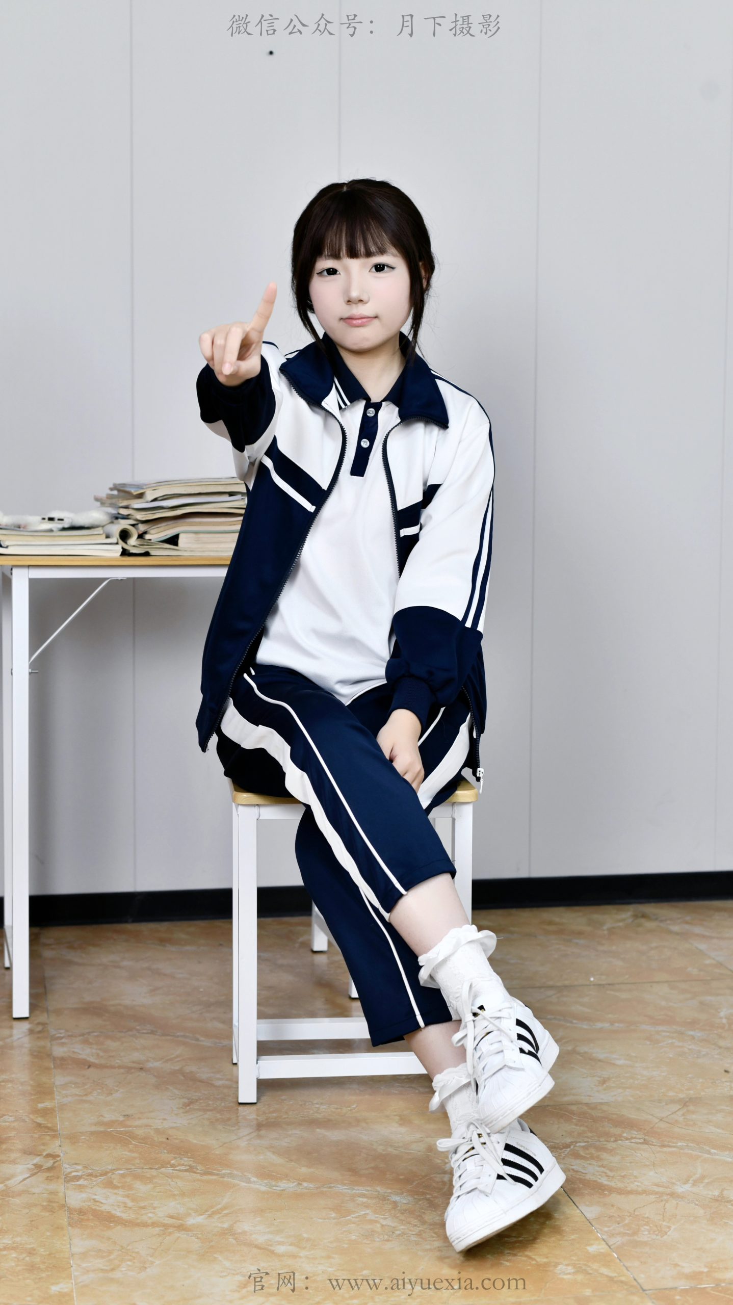 693/泡芙~【袜畔闲时】晴光漫课桌，袜边花影伴闲时。