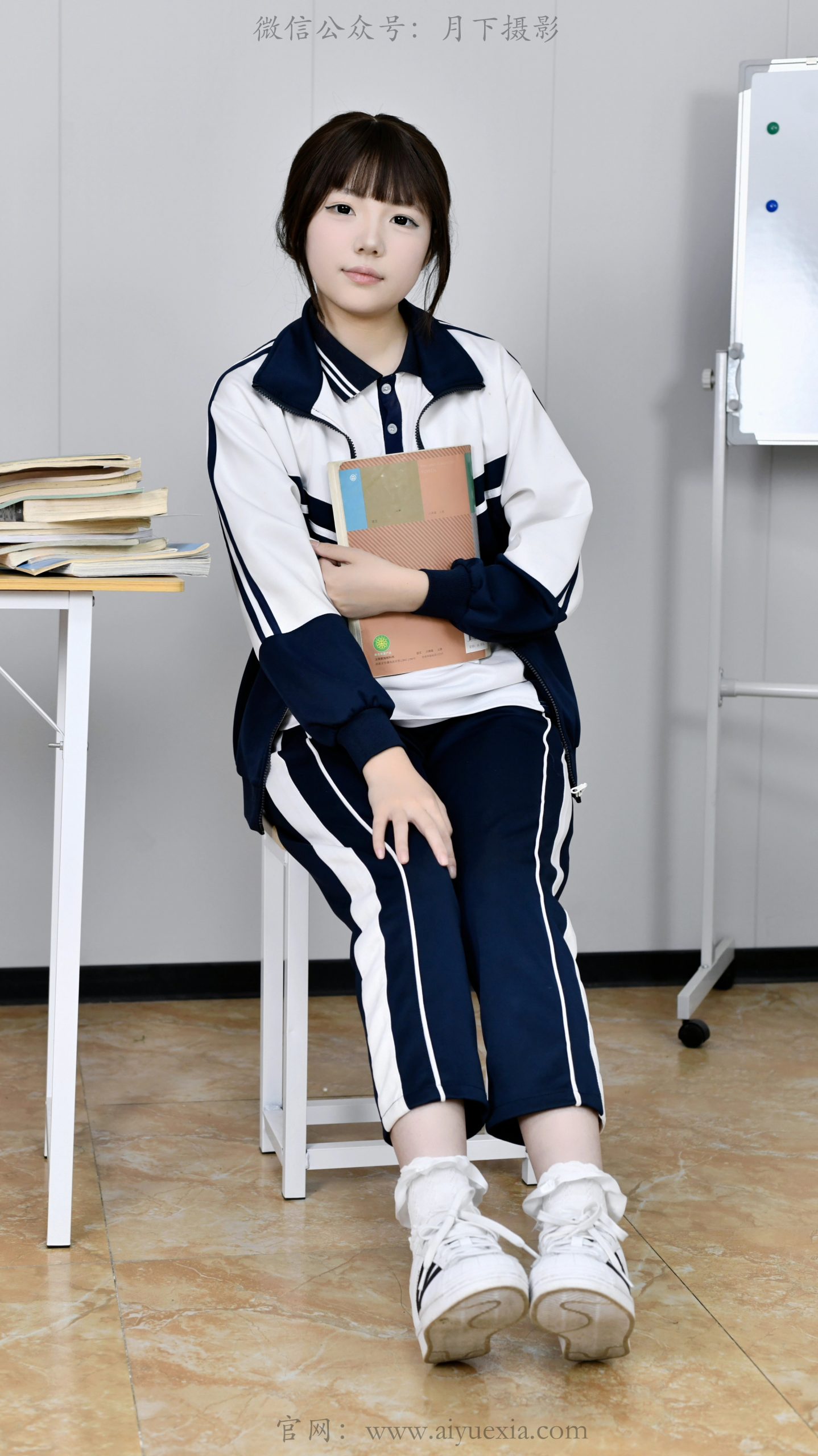 693/泡芙~【袜畔闲时】晴光漫课桌，袜边花影伴闲时。