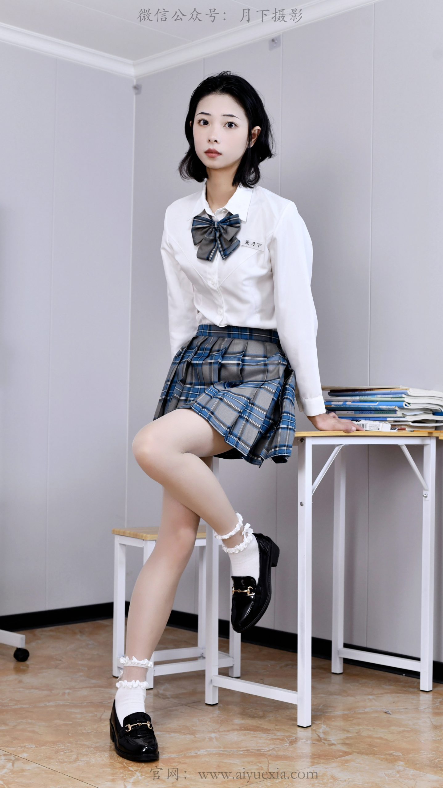 696/斯文~【课室闲序】袜边轻晃课室里，漫享慵懒午后。