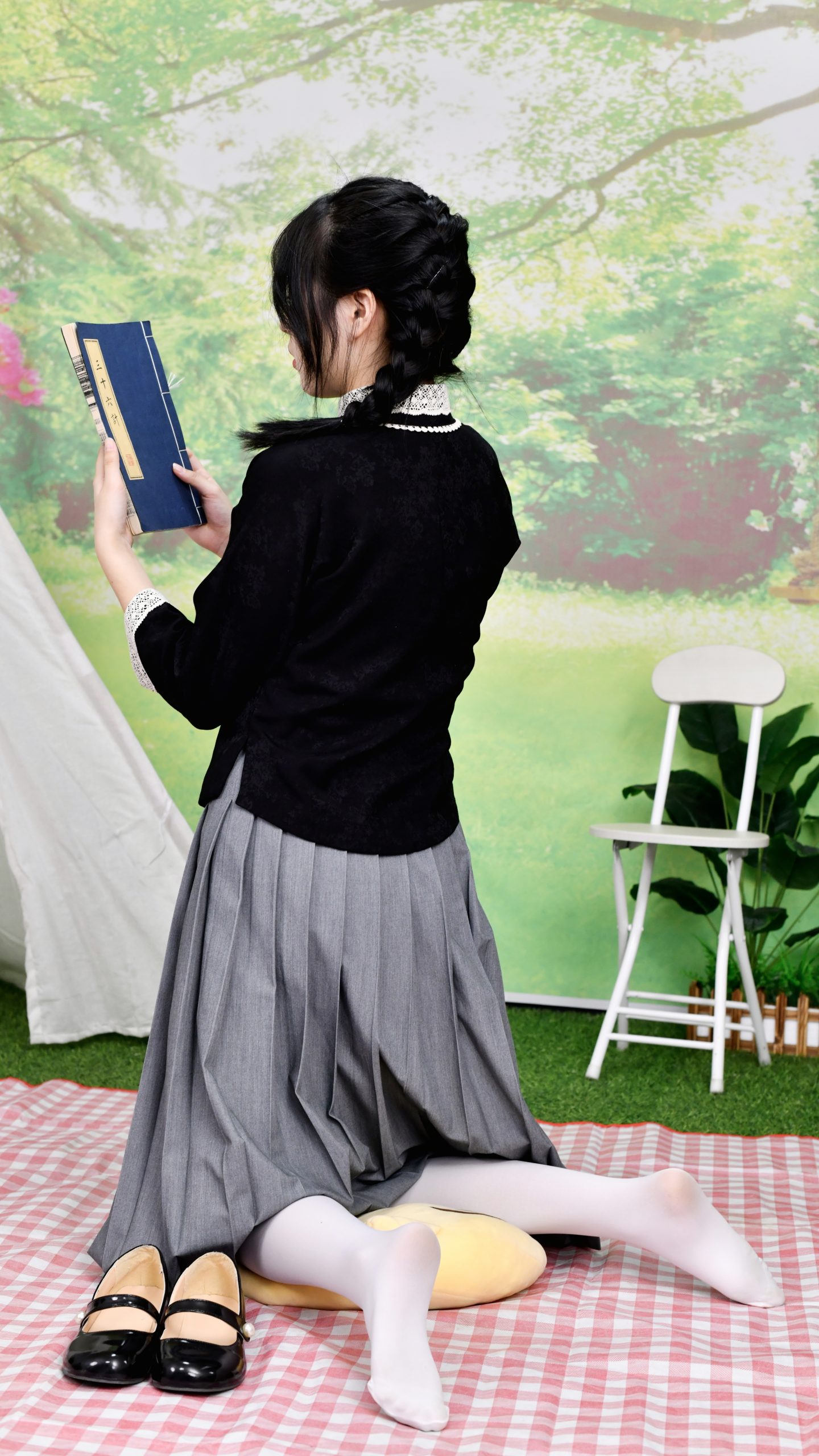 706/岁岁~【林间书韵】白袜轻垂，书影间藏少女心事。