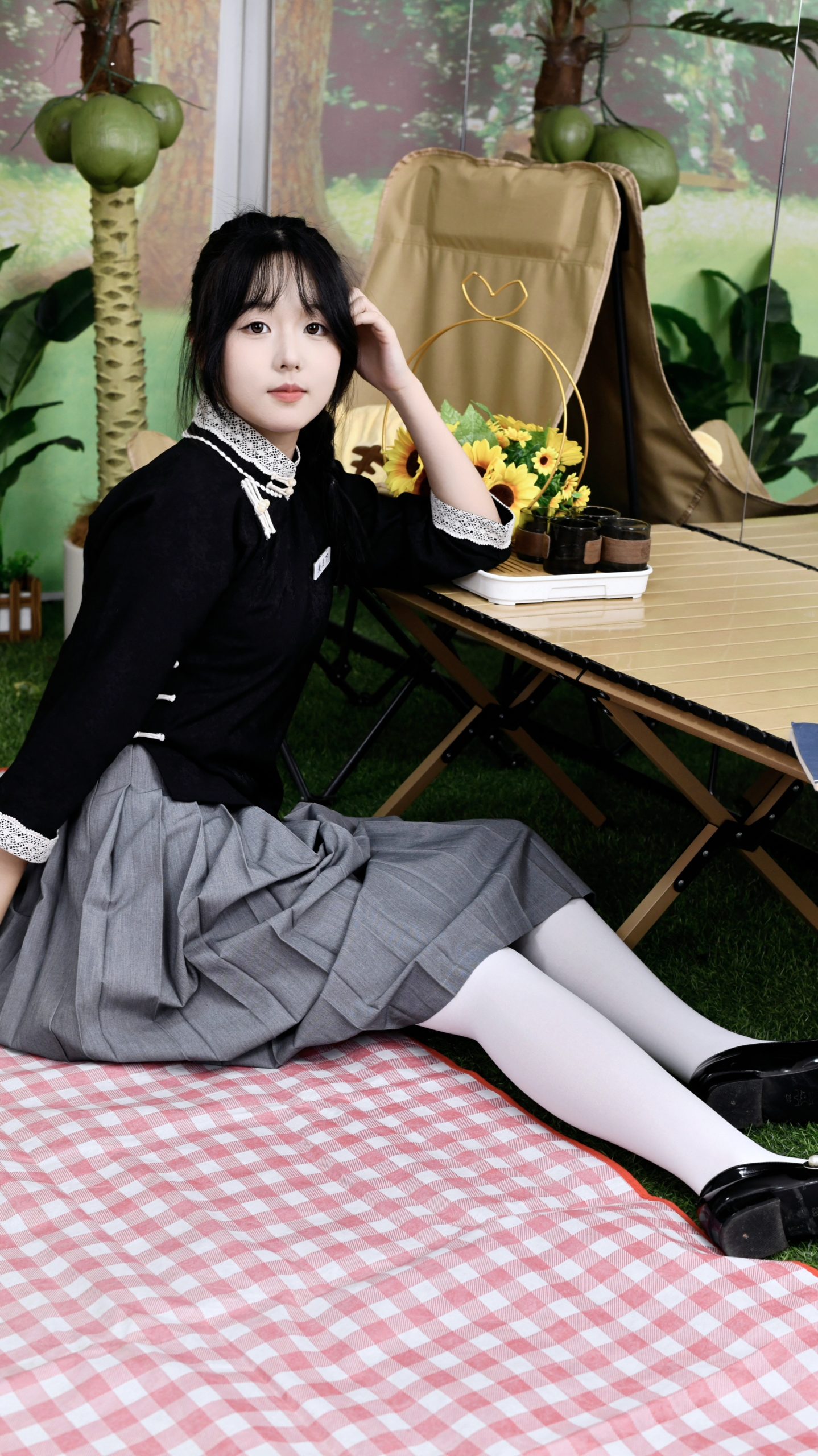 706/岁岁~【林间书韵】白袜轻垂，书影间藏少女心事。