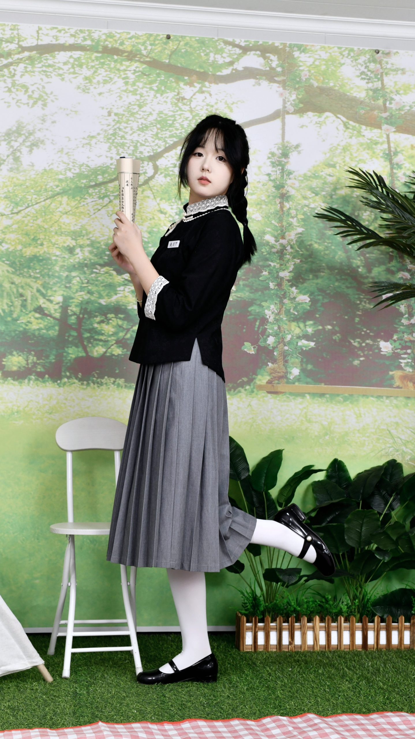 706/岁岁~【林间书韵】白袜轻垂，书影间藏少女心事。