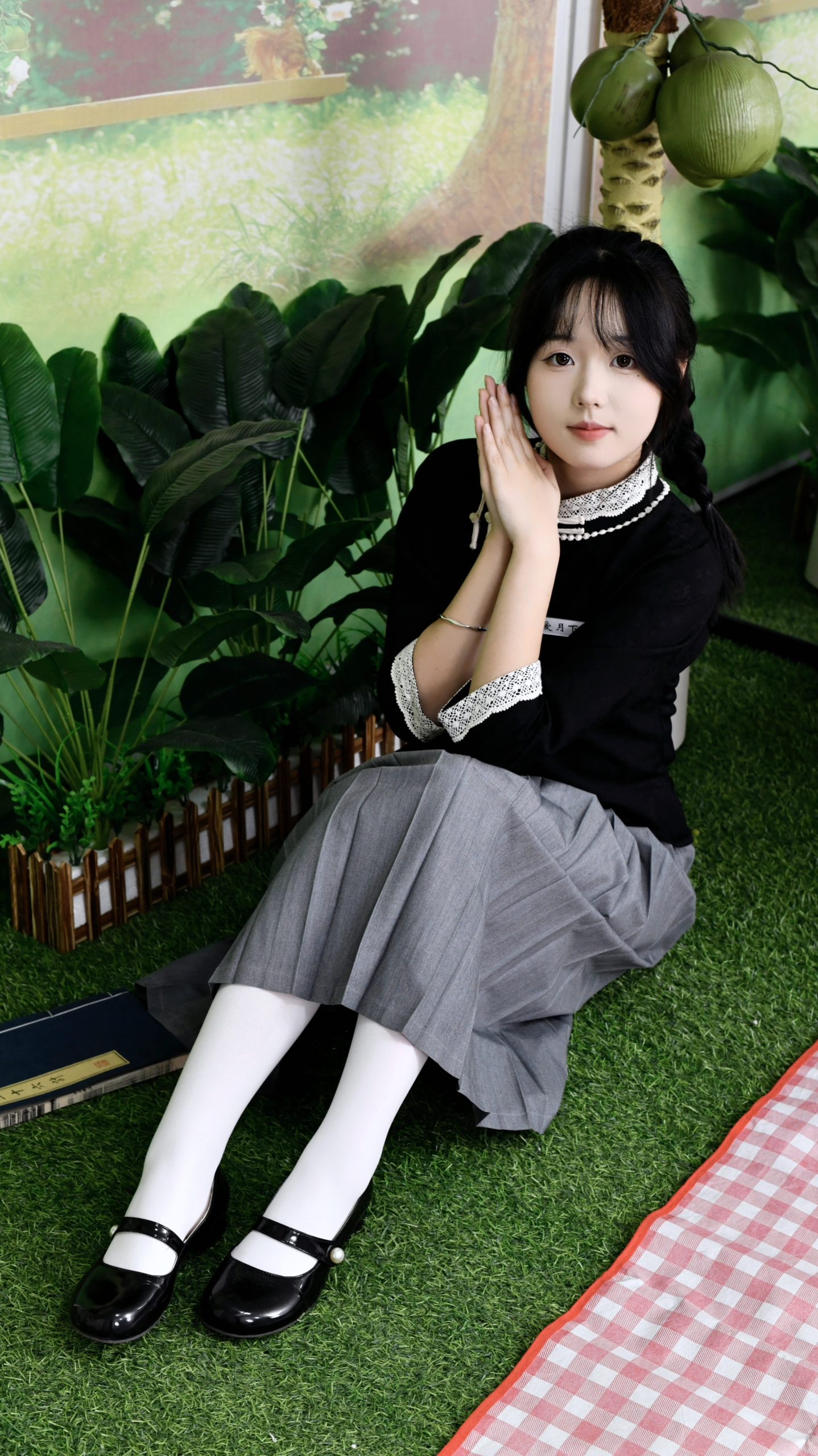 706/岁岁~【林间书韵】白袜轻垂，书影间藏少女心事。