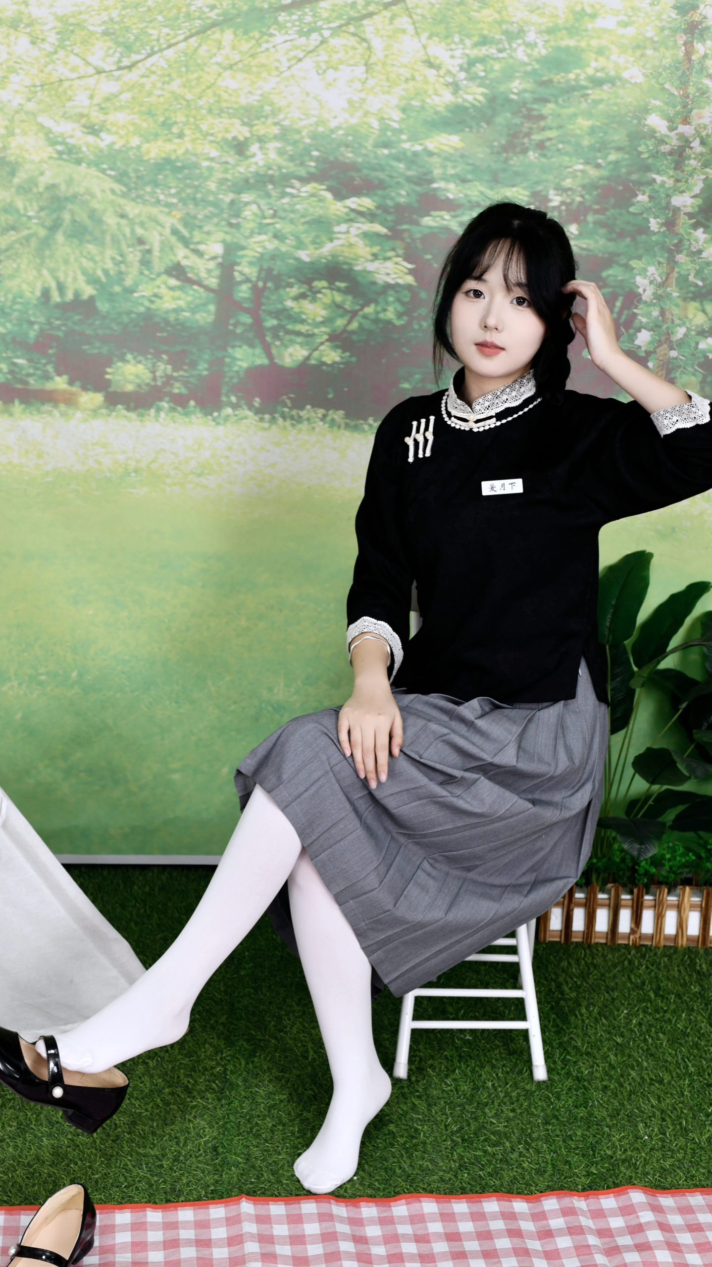 706/岁岁~【林间书韵】白袜轻垂，书影间藏少女心事。