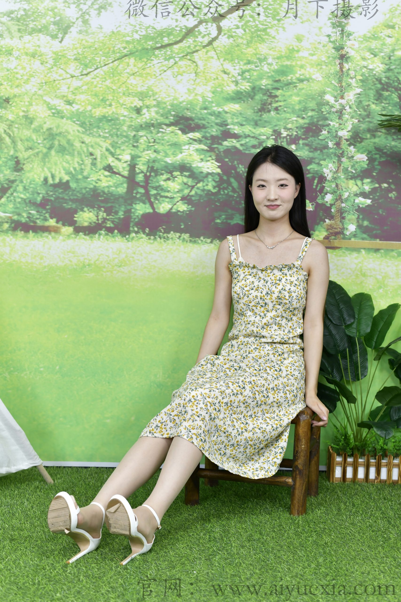 707/月月~【青坪花影】碎花裙映青坪，白鞋轻踏绿意间。