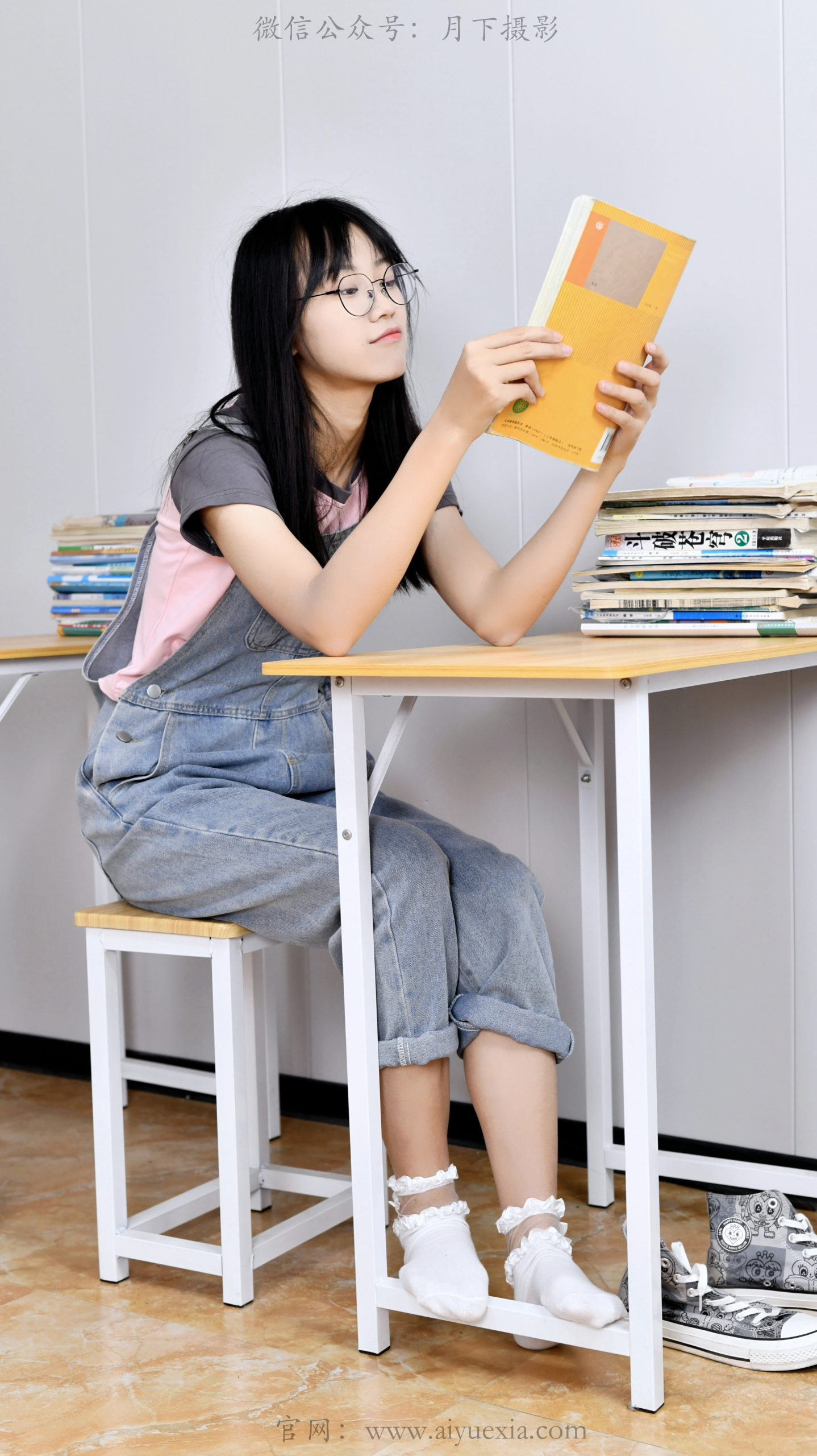 709/小念~【青春正好】教室少女，袜鞋轻晃，自在如风。