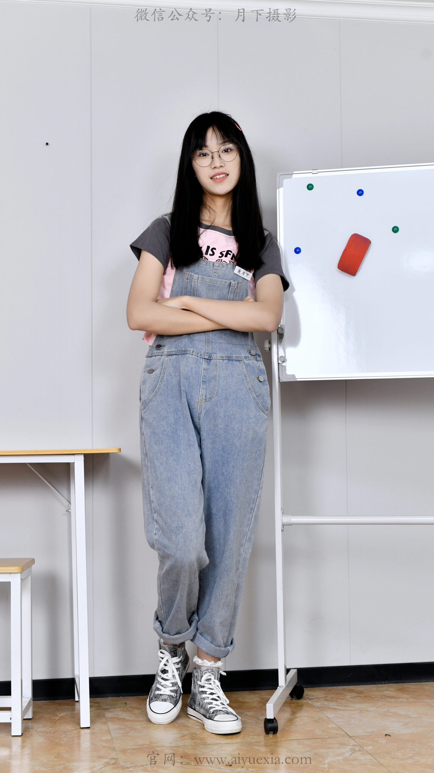 709/小念~【青春正好】教室少女，袜鞋轻晃，自在如风。