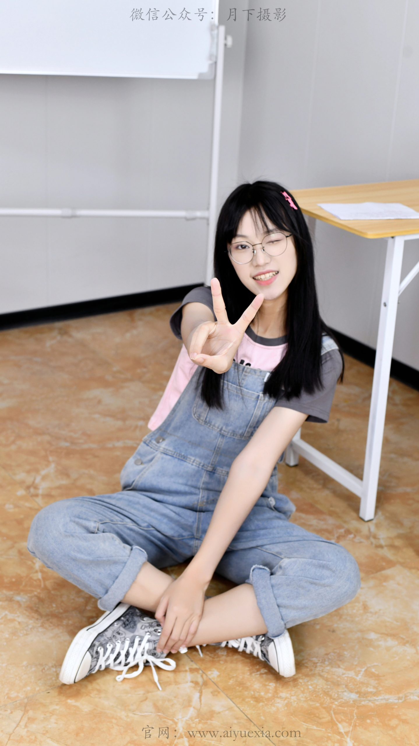 709/小念~【青春正好】教室少女，袜鞋轻晃，自在如风。