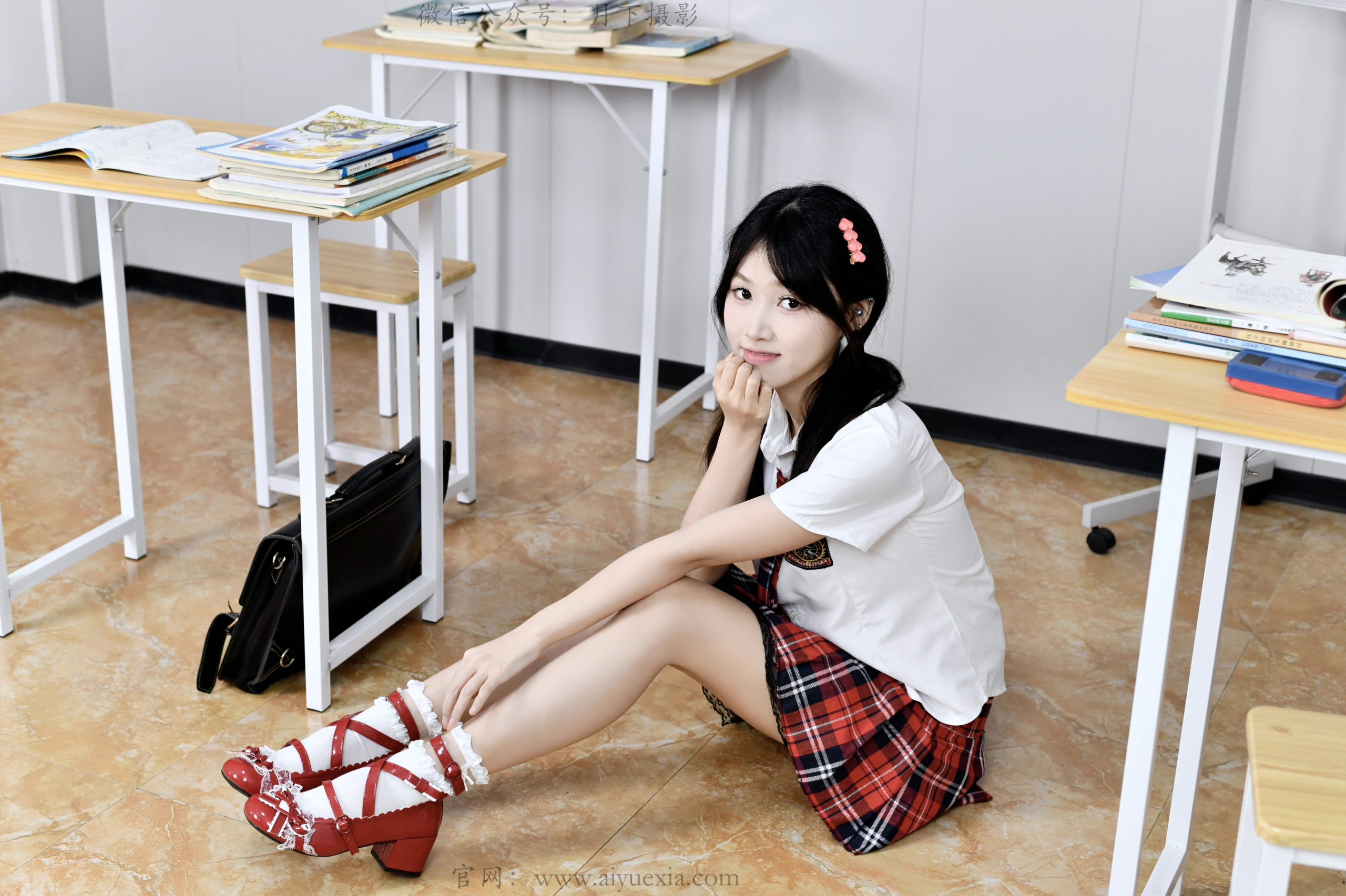 712/夏夏 ~【课室娇姿】赤足轻提裙，袜鞋映少女娇颜。