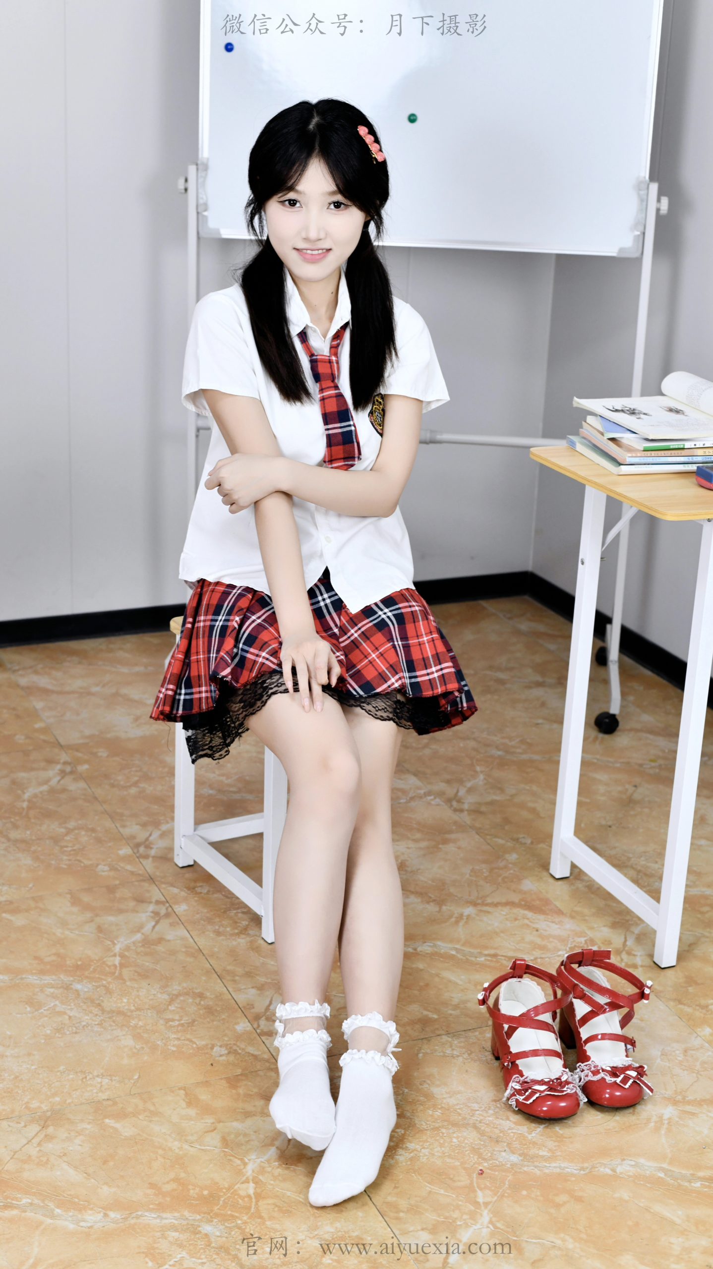 712/夏夏 ~【课室娇姿】赤足轻提裙，袜鞋映少女娇颜。
