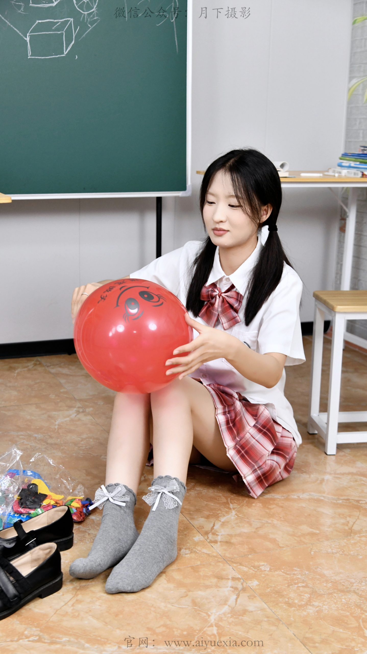 714/月月~【元气满格】裙角轻扬，袜间藏着少女心事。