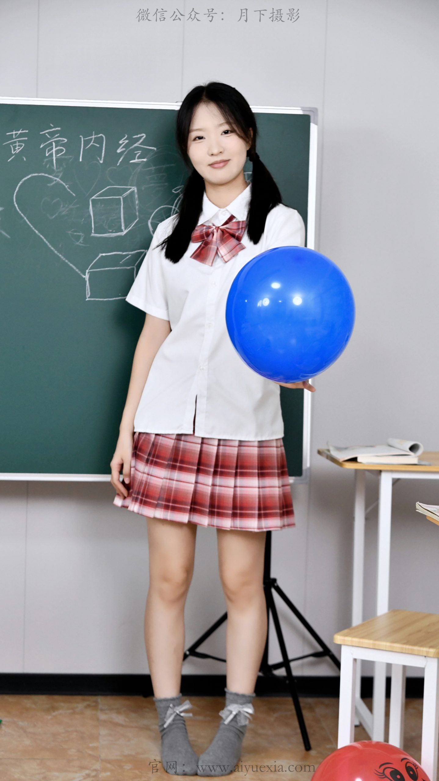 714/月月~【元气满格】裙角轻扬，袜间藏着少女心事。