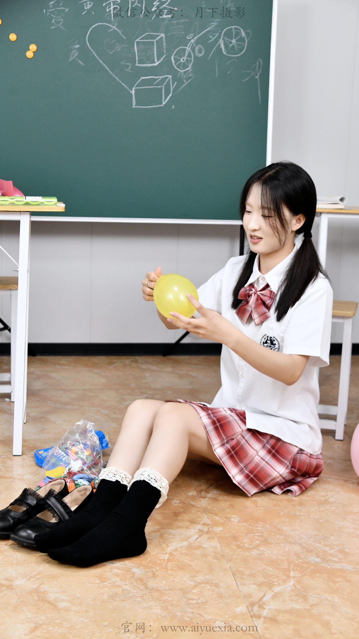 714/月月~【元气满格】裙角轻扬，袜间藏着少女心事。