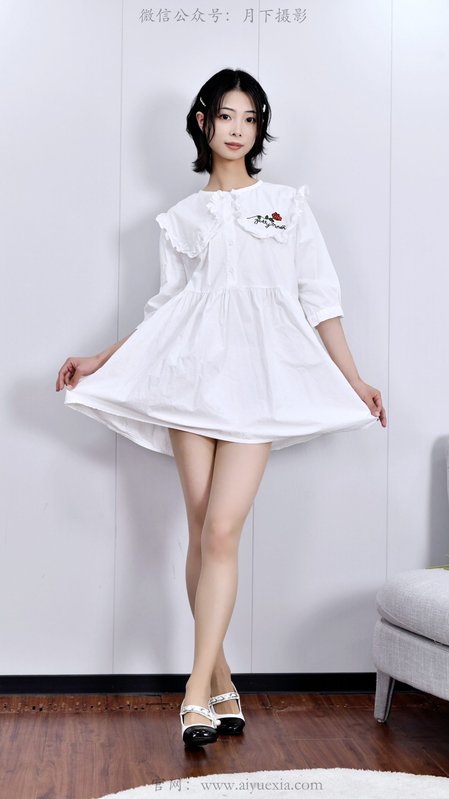 717/斯文~【袜影轻摇】裸袜轻垂裙角，玉足踏碎时光。