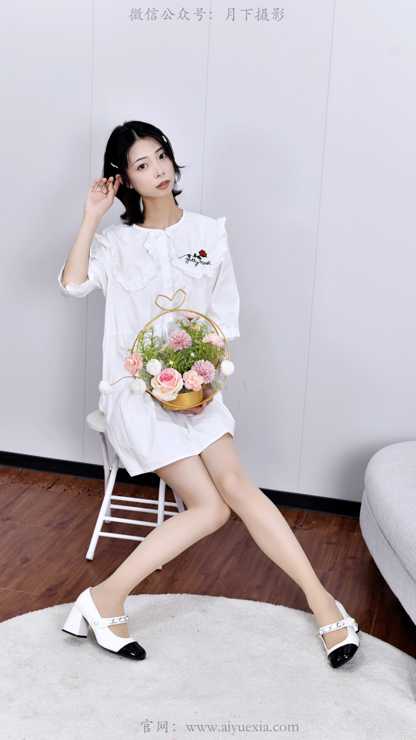 717/斯文~【袜影轻摇】裸袜轻垂裙角，玉足踏碎时光。