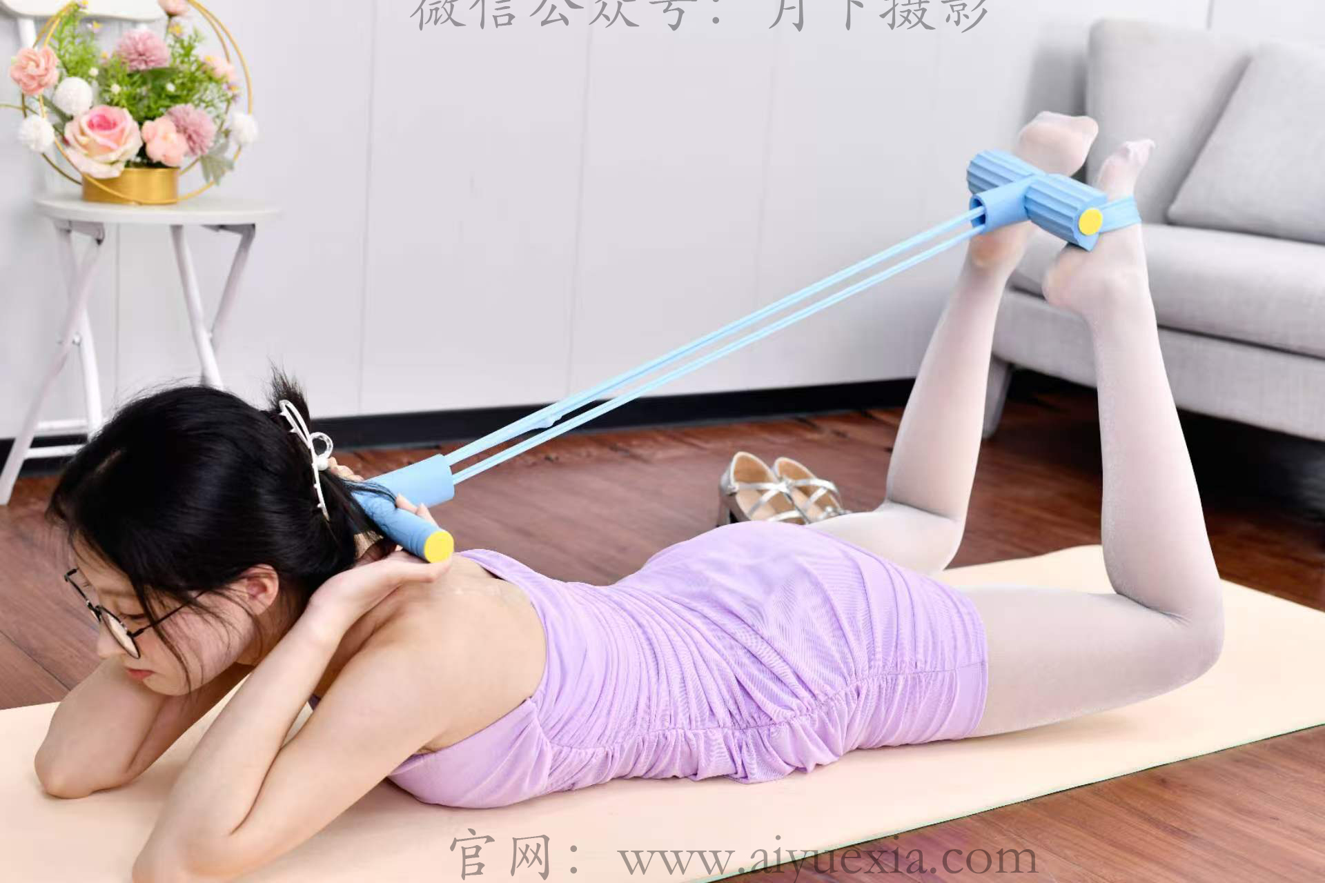 720/月月~【袜影轻摇】银袜映紫裙，纤足踏影显柔姿。