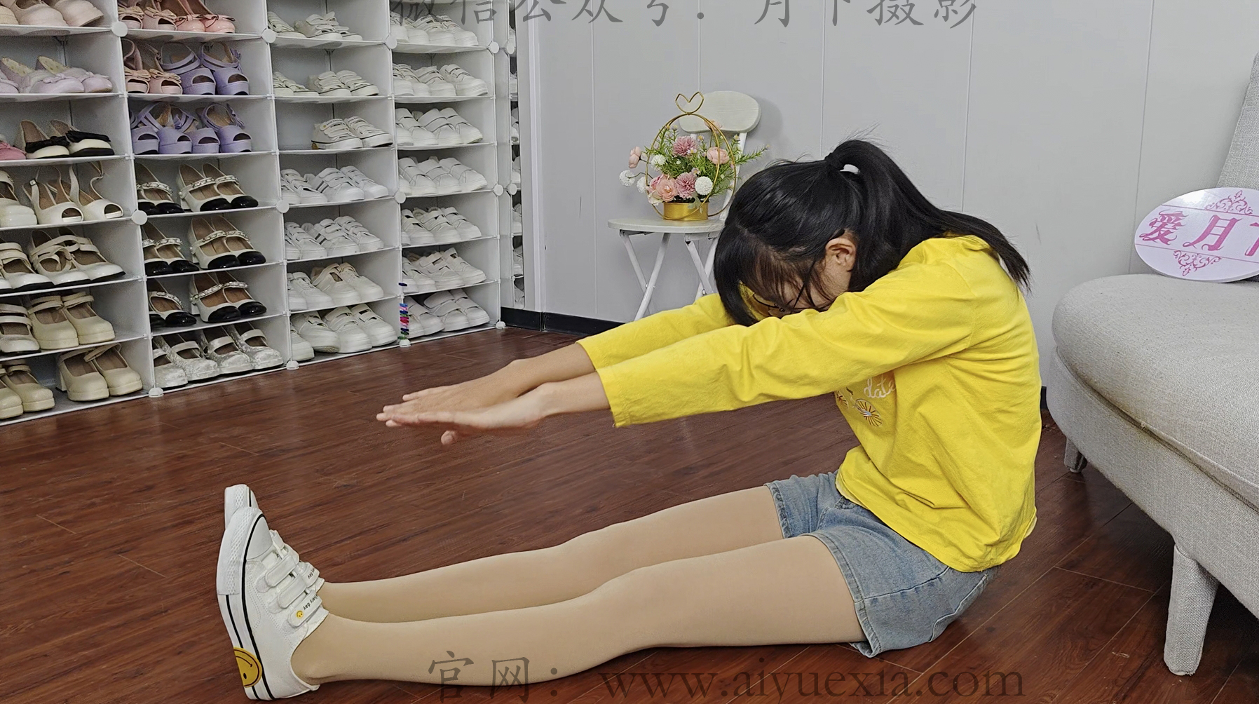 721/小念~【崴脚揉脚】不小心崴脚了，只能揉一揉继续走起。