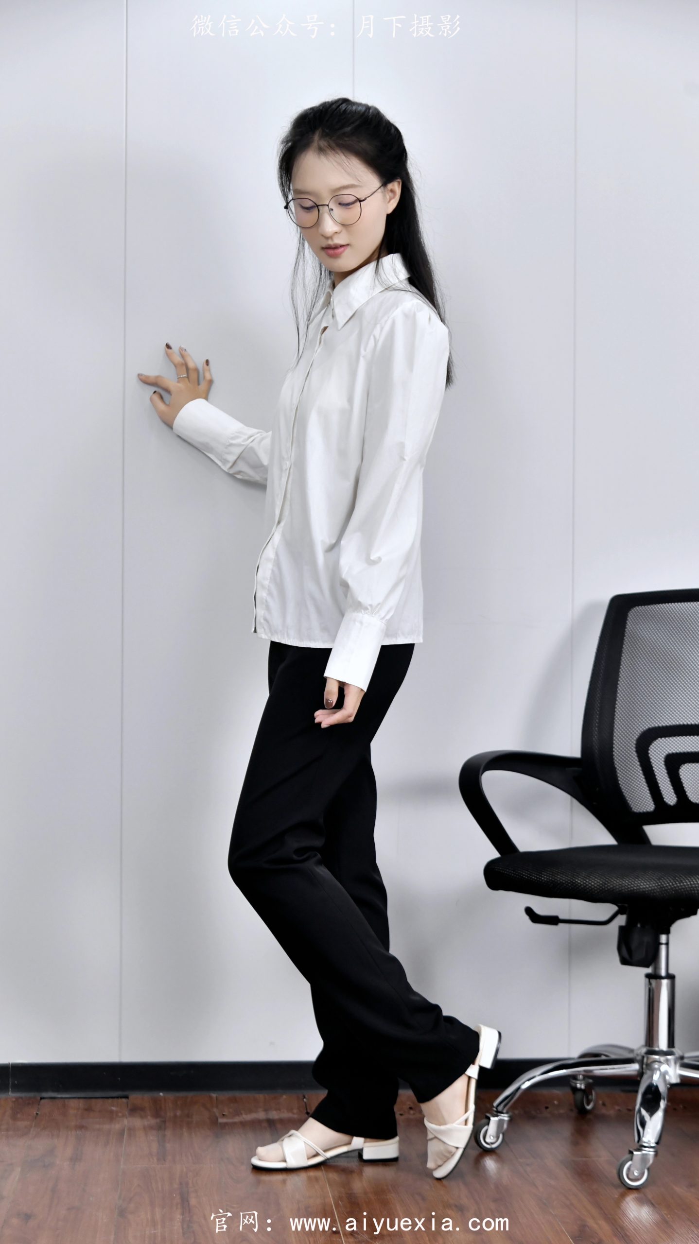 726/月月~【镜里知性】定格职场柔影 细拍鞋袜姿态。