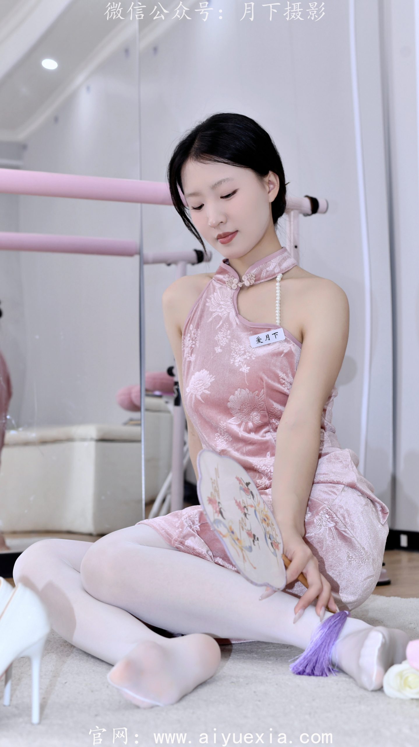 731/月月~【丝绒光影】粉袍白袜衬高跟，镜光柔影显东方。