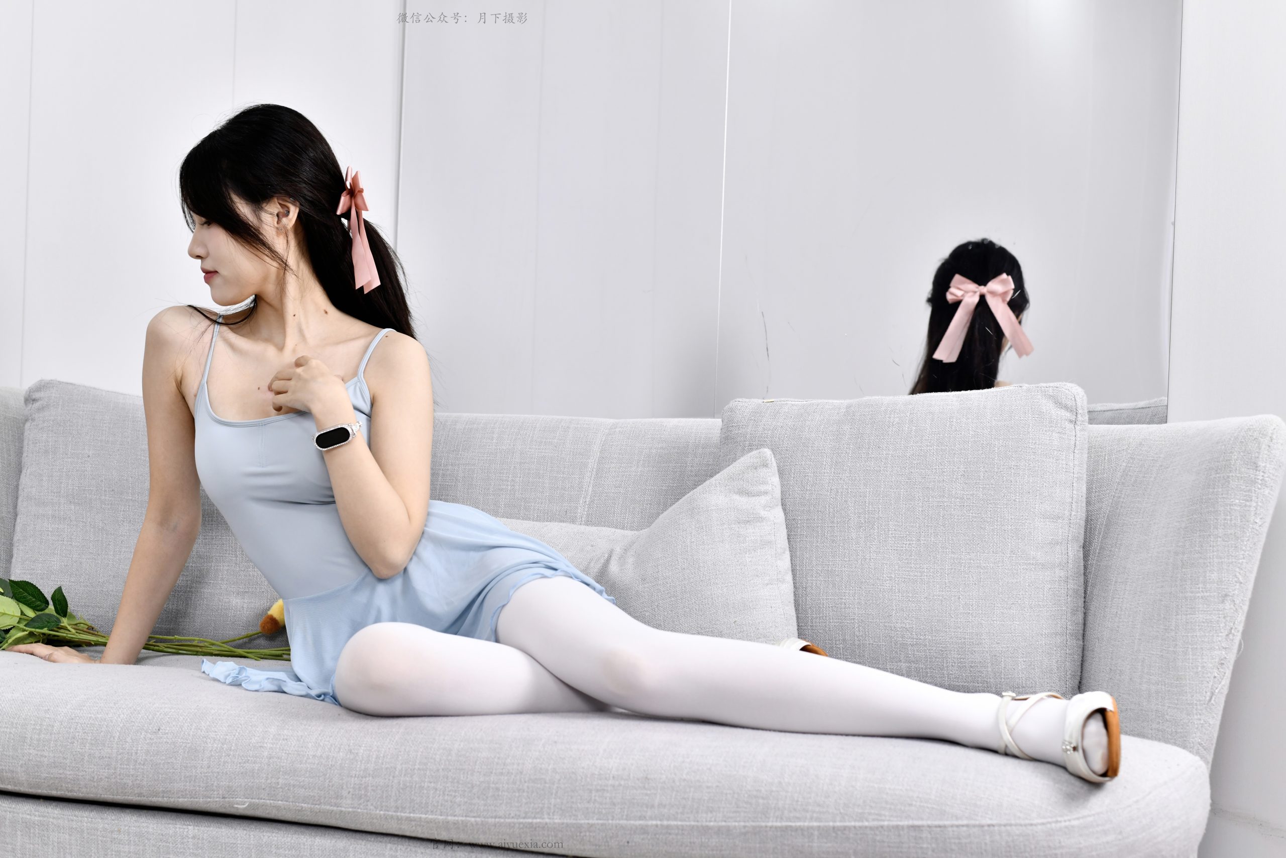 741/夏夏 ~【光影凝姿】蓝裙映素袜，玉足凝清光，光影绘芳华。