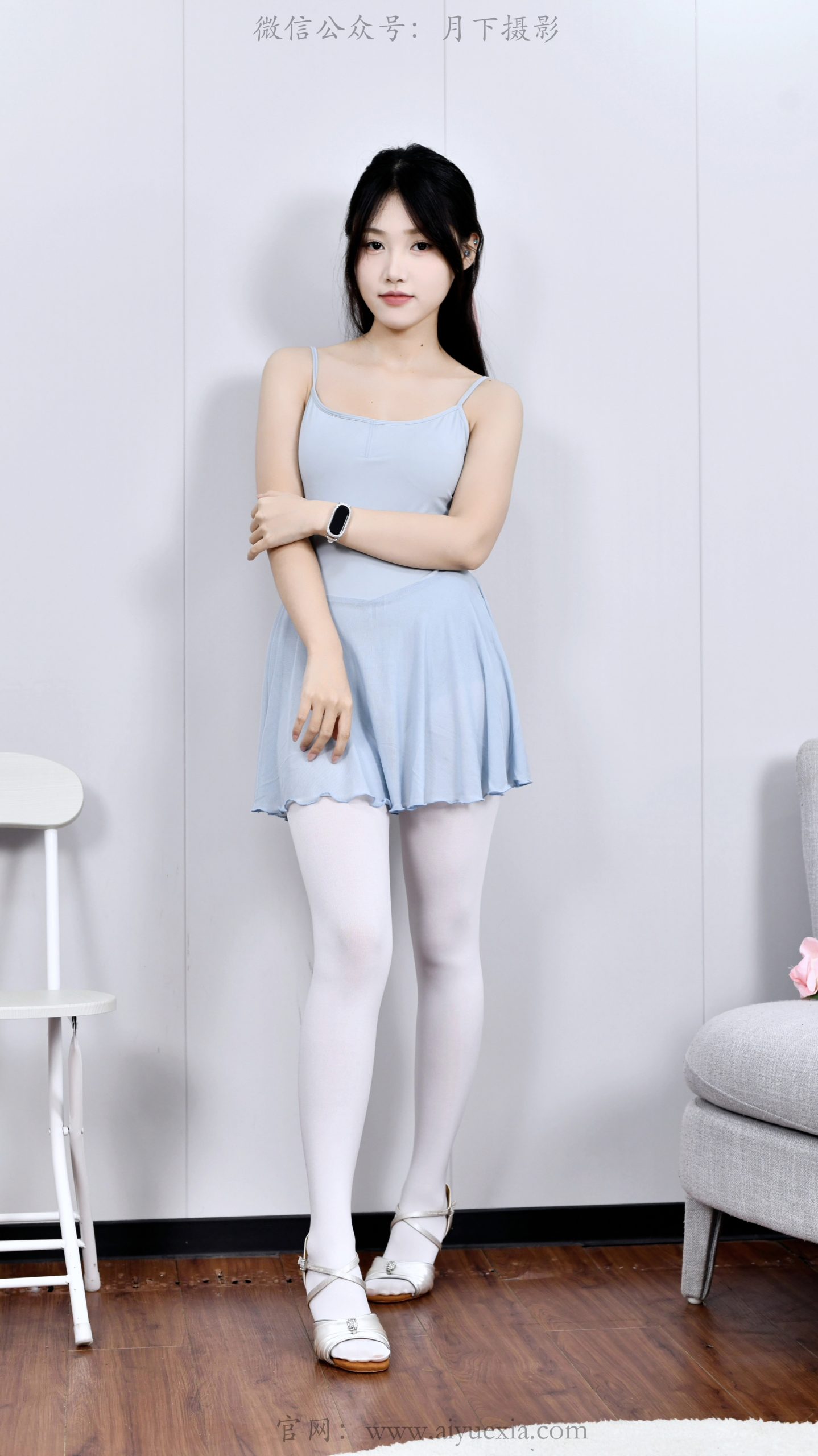 741/夏夏 ~【光影凝姿】蓝裙映素袜，玉足凝清光，光影绘芳华。