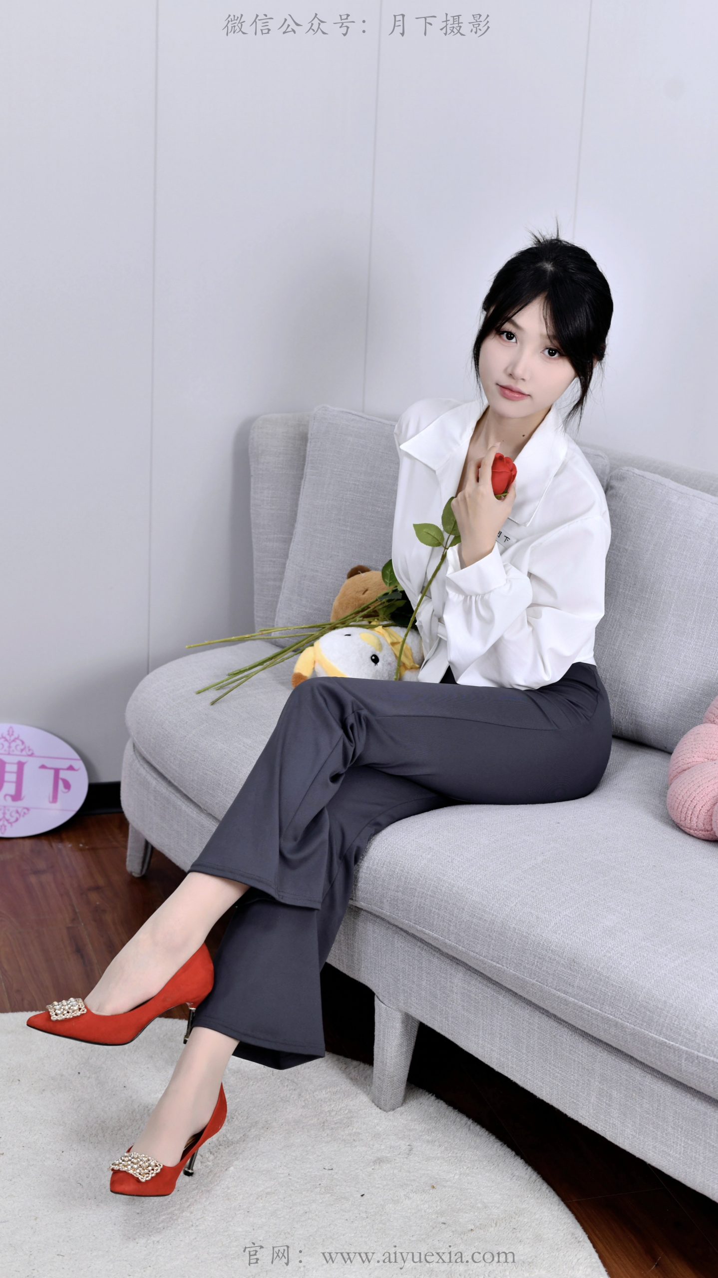 757/夏夏 ~【红鞋映影】白衫灰裤衬红鞋，薄袜纤足藏尽通勤温柔与飒爽。
