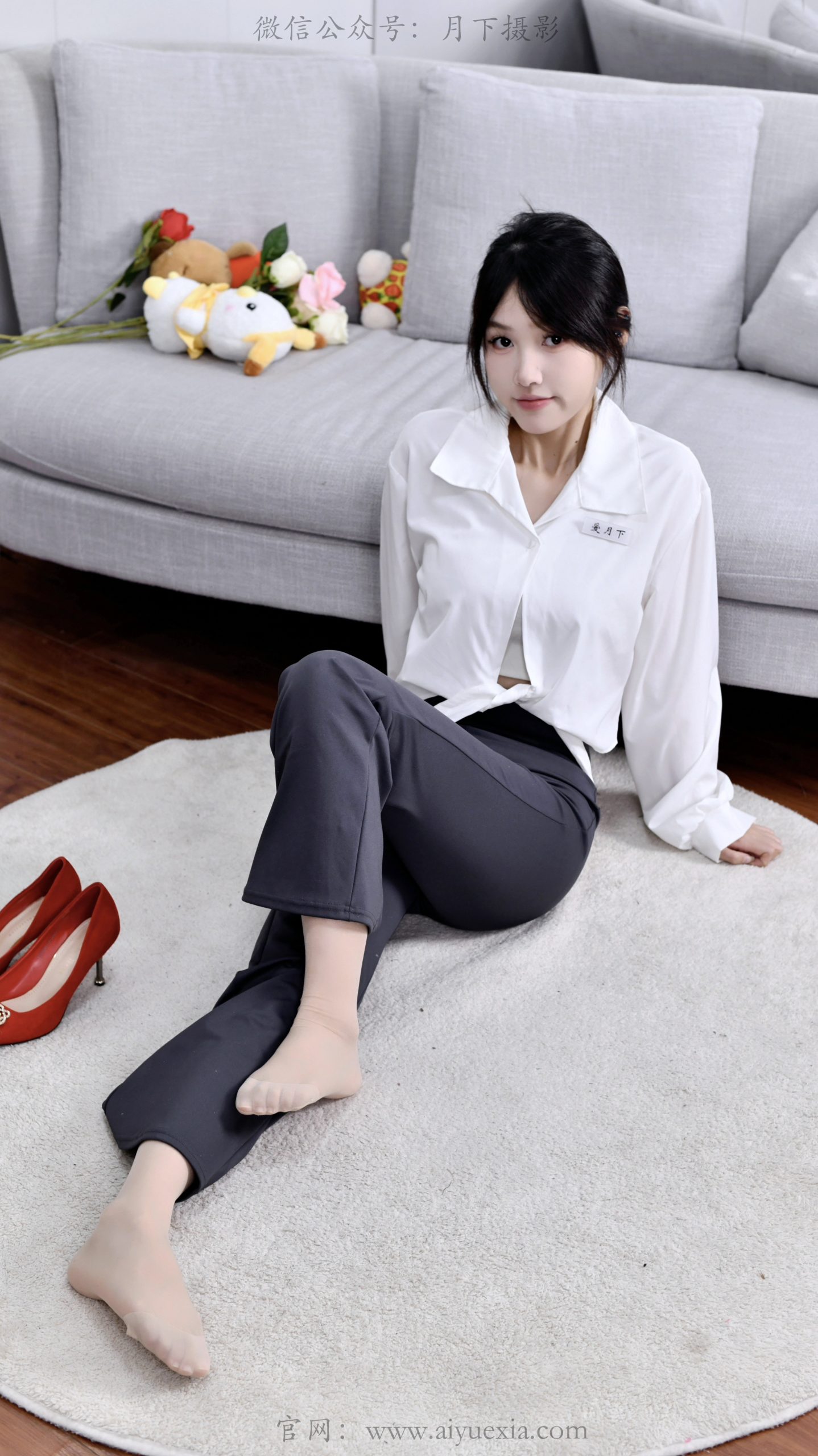 757/夏夏 ~【红鞋映影】白衫灰裤衬红鞋，薄袜纤足藏尽通勤温柔与飒爽。