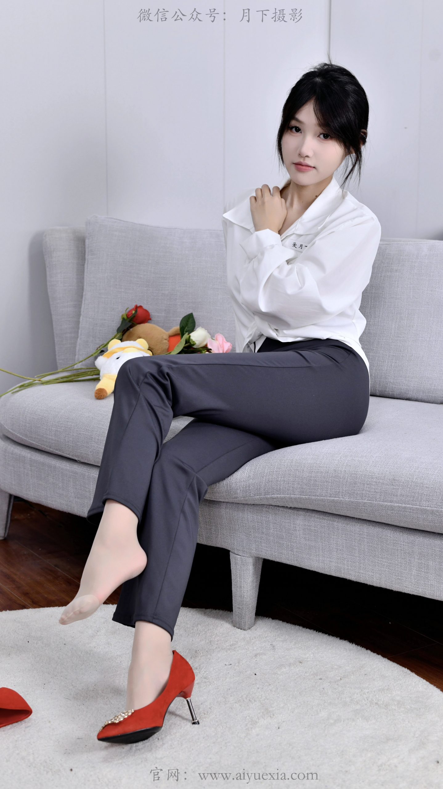 757/夏夏 ~【红鞋映影】白衫灰裤衬红鞋，薄袜纤足藏尽通勤温柔与飒爽。
