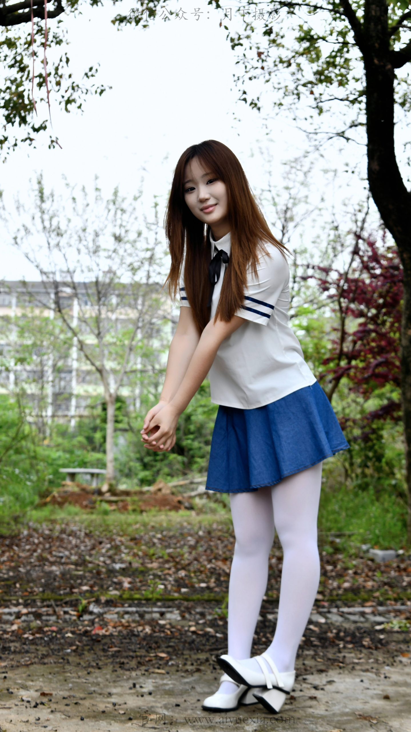 762/UU~【青阶白袜】青阶映白袜，蓝白校服衬绿意，少女倚栏自成景。